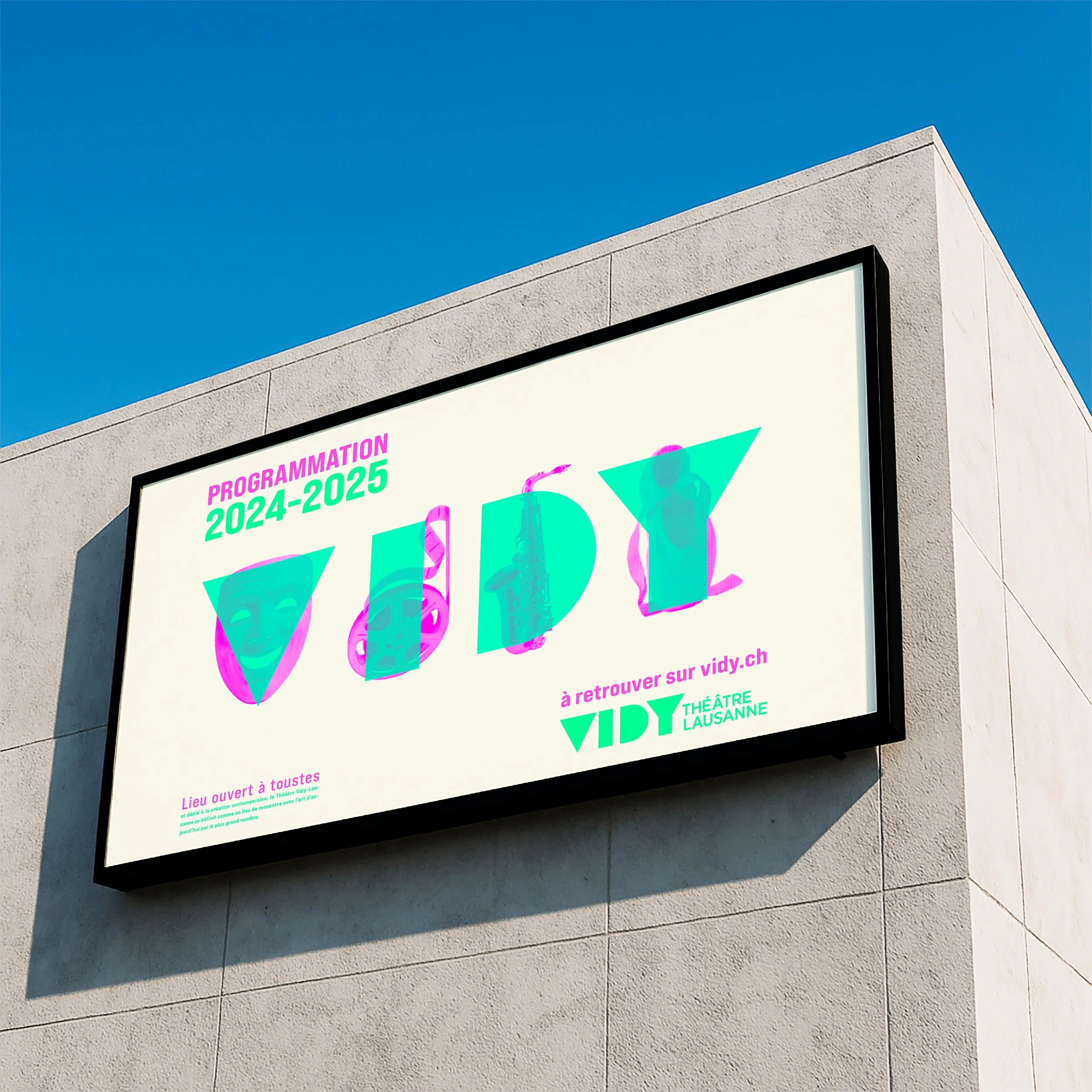 Panneau publicitaire digital pour le Théâtre de Vidy, Lausanne. Design graphique rose et vert vif par Bower Studio. Affichage urbain culturel sur bâtiment moderne sous un ciel bleu.
