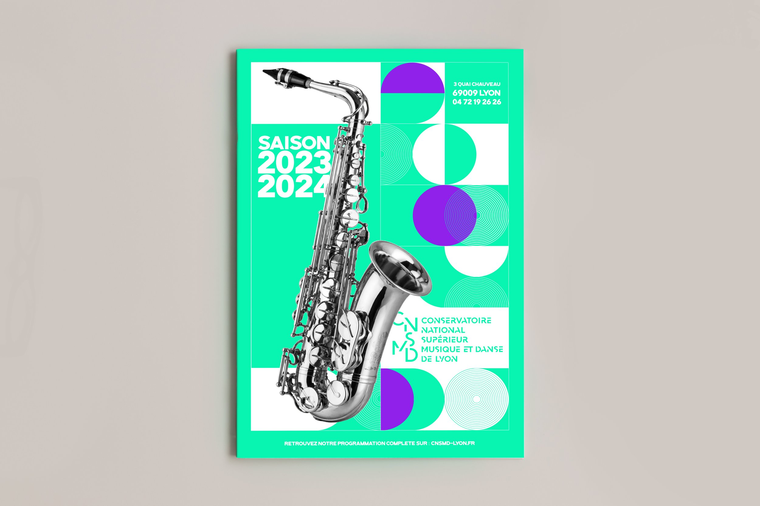 Affiche saison du CNSMD de Lyon : design graphique avec saxophone argenté sur fond géométrique turquoise, violet et blanc. Communication pour Conservatoire Supérieur de Musique et Danse par Bower Studio.