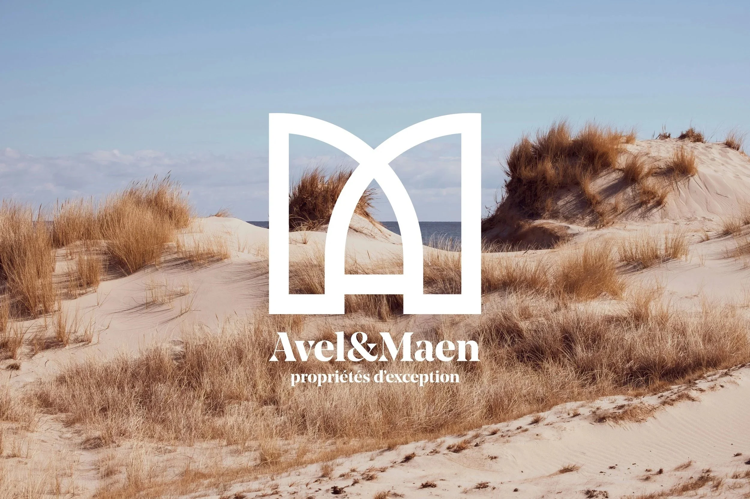 Logo Avel & Maen sur fond de plage bretonne