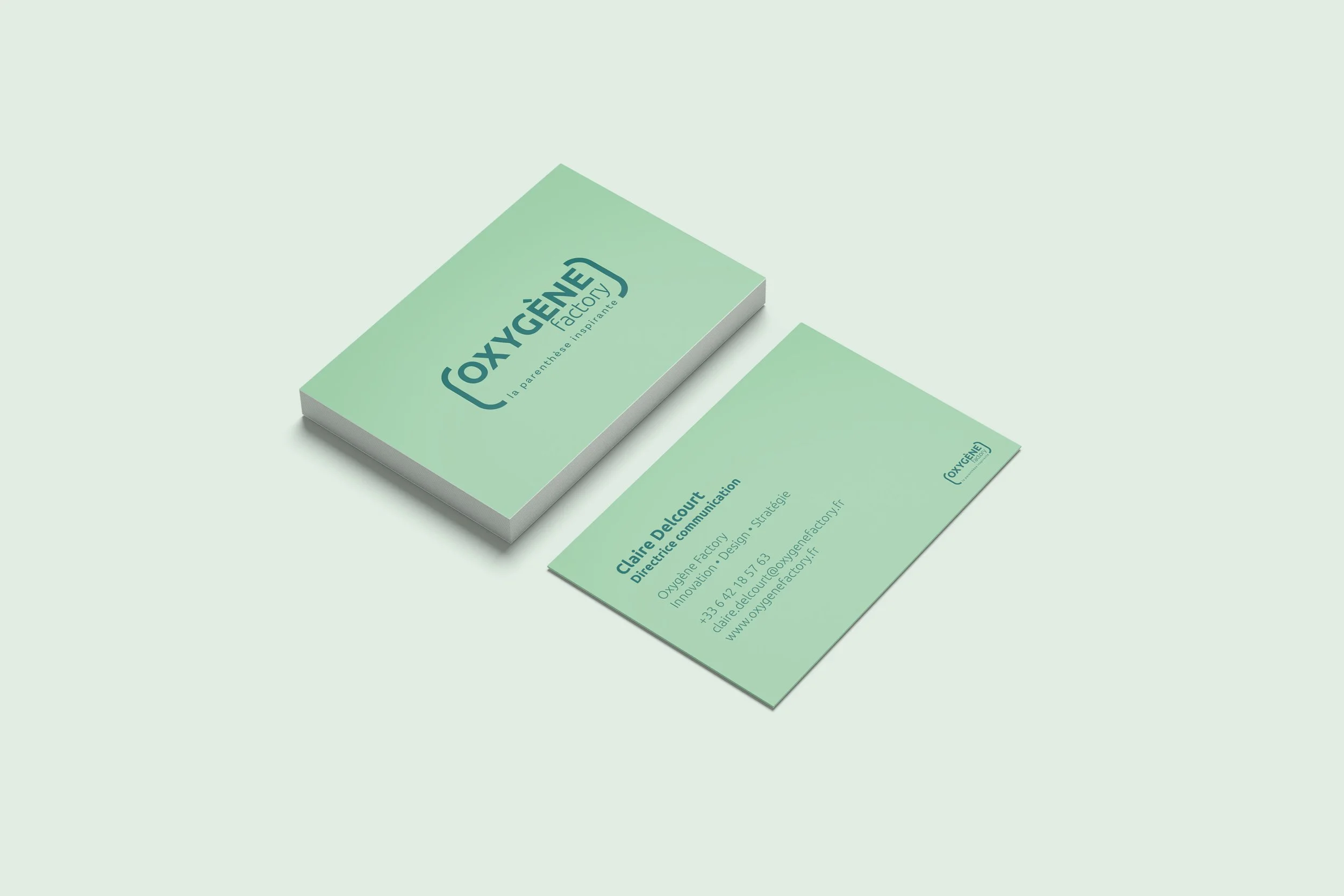 Cartes de visite Oxygène Factory : design graphique vert menthe et bleu. Création d'identité visuelle et papeterie par Bower Studio, Bretagne.