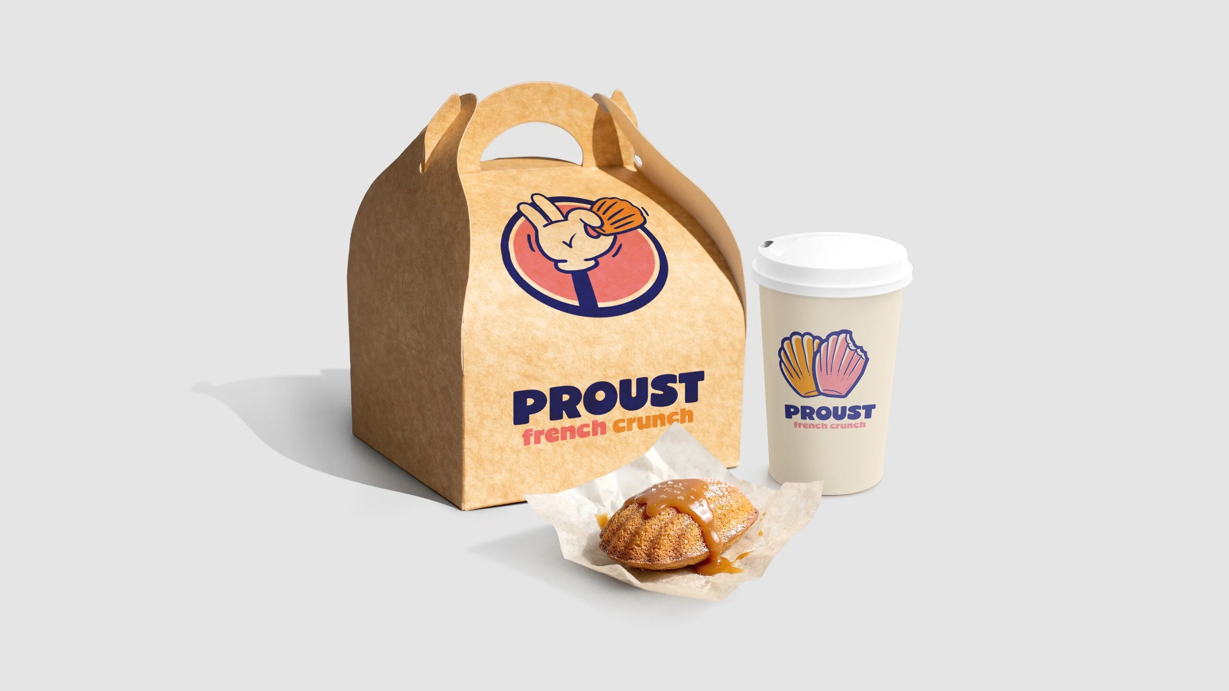 Packaging complet Proust French Crunch : boîte à emporter, gobelet logotypé et pâtisserie glacée au caramel. Branding global pour le secteur CHR par Bower Studio.
