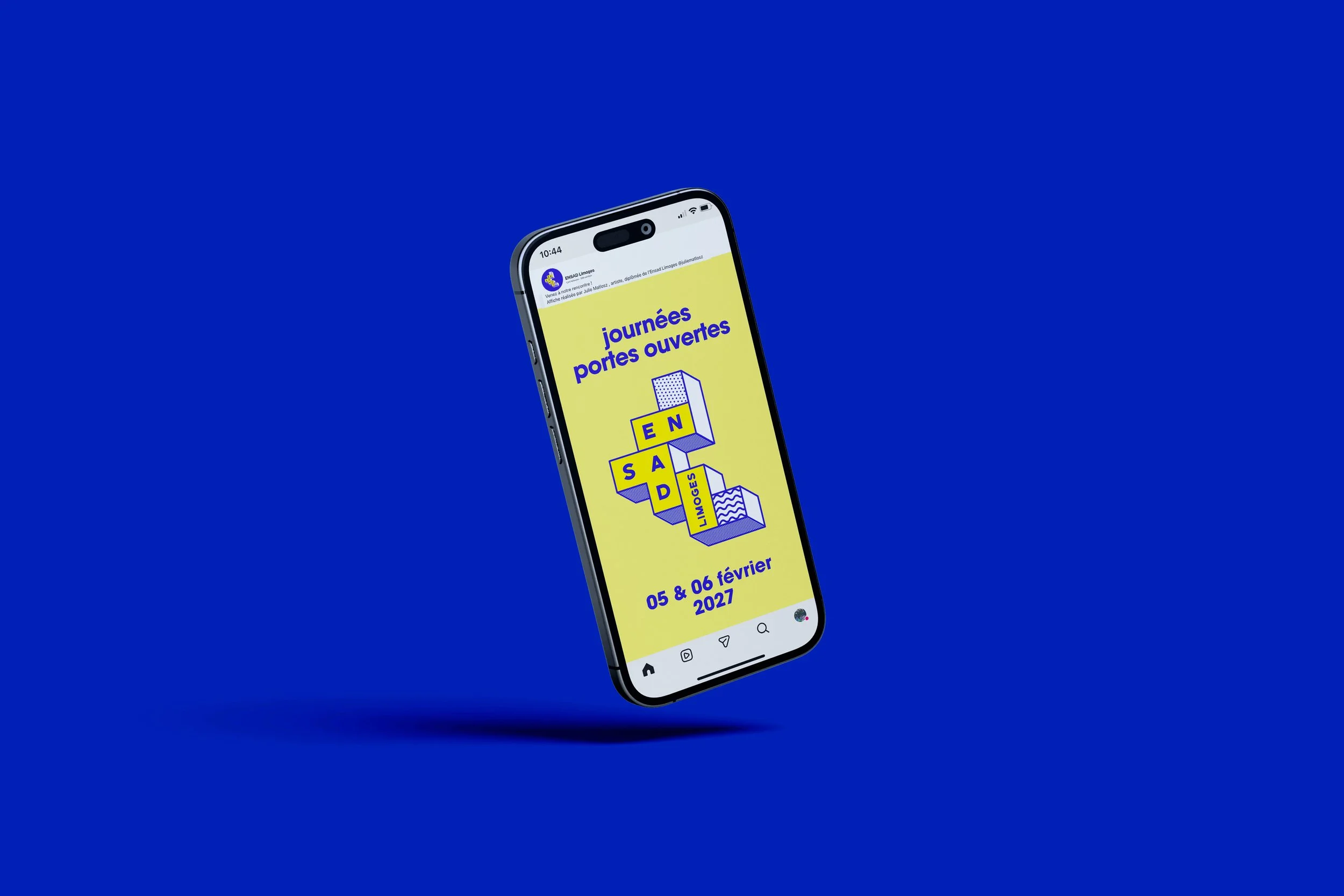 « Mockup de smartphone affichant l’affiche jaune des Journées Portes Ouvertes. Design graphique avec illustrations de cubes et d’architecture sur fond bleu. Création digitale par Bower Studio.