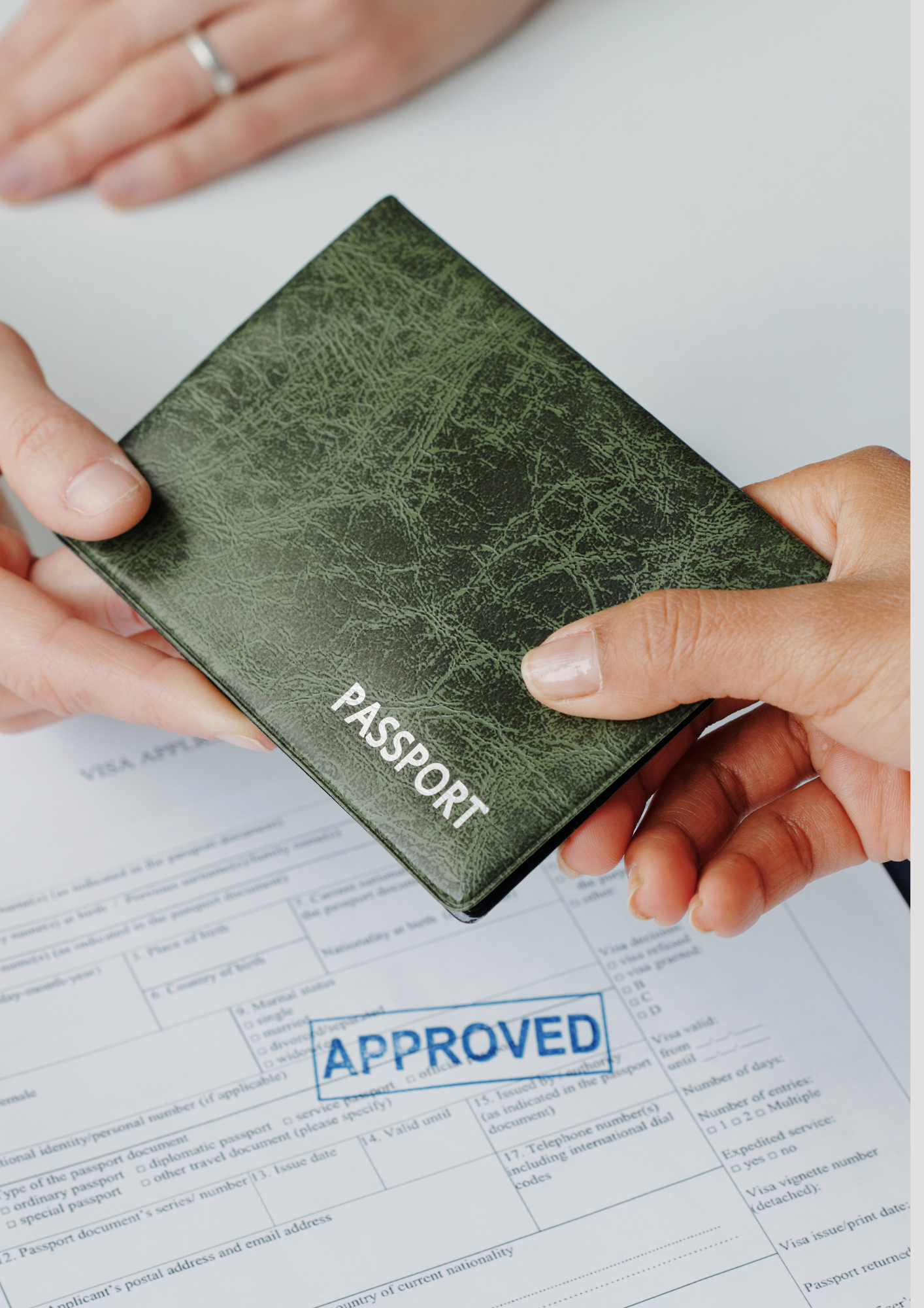 جواز سفر مع نموذج طلب تأشيرة معتمد يمثل خدمات التأشيرات الدولية