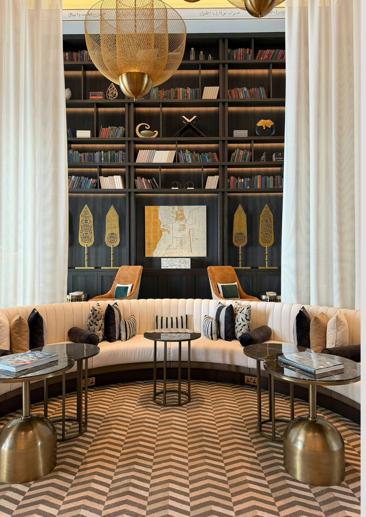 صالة فندق فاخر تمثل خدمة حجز الفنادق والإقامة السياحية الراقية