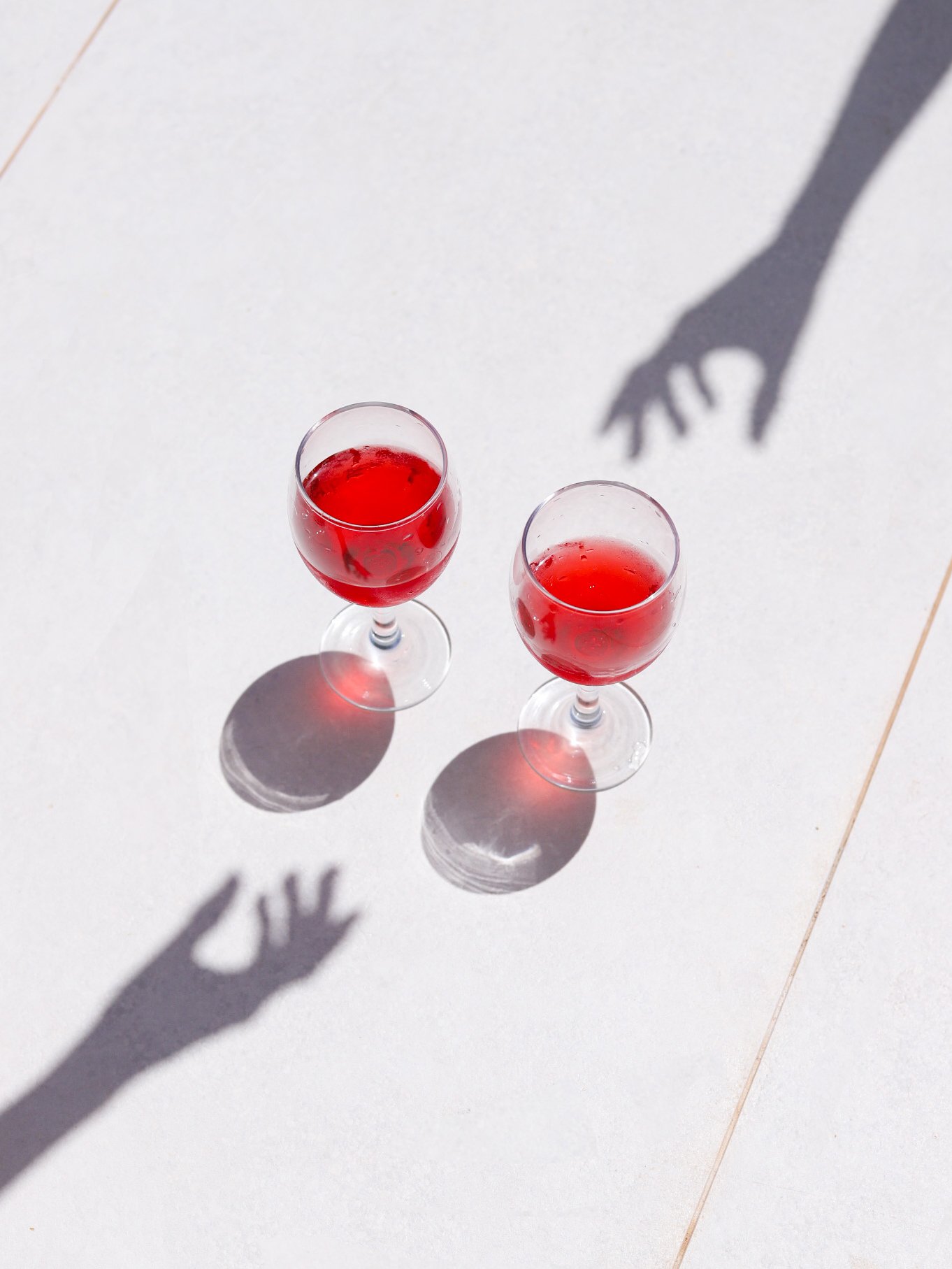 Un par de copas al sol