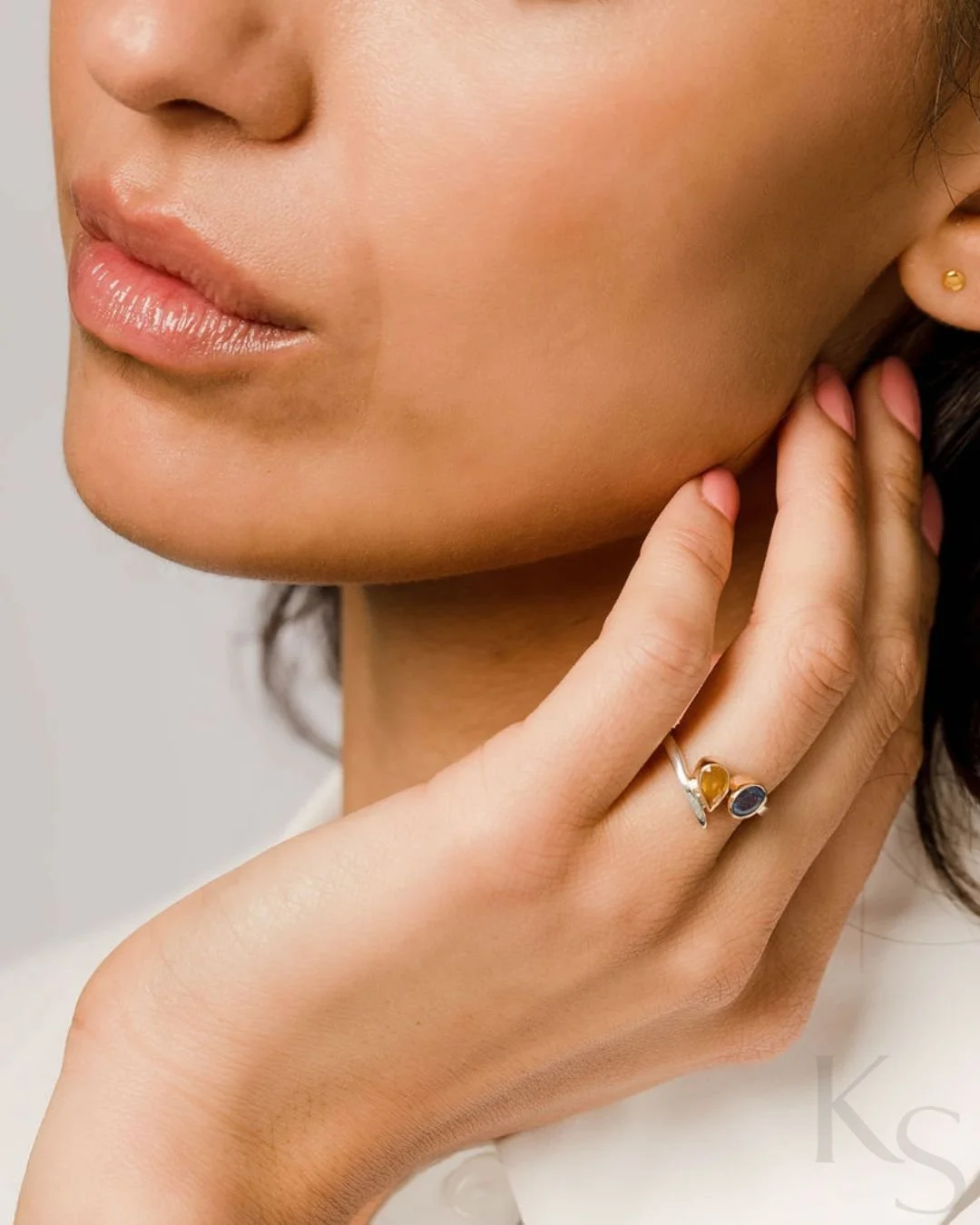 There&rsquo;s a beautiful sense of movement in this piece once it&rsquo;s on the hand.

I love seeing the Ondine Moi et Toi ring like this - it shows that quiet balance between the two stones nestled together. It&rsquo;s not just about the colour; it