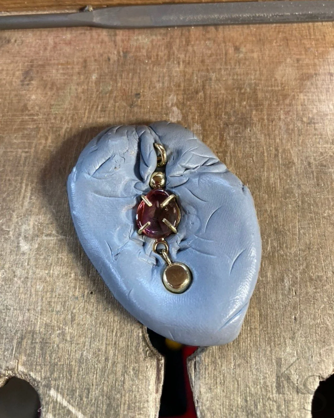 The transition from construction to the final stone setting is a matter of technical focus.

With the 'Sway' design, the aim is to ensure the movement remains fluid and the character of the piece is absolute. It's the point where traditional goldsmit