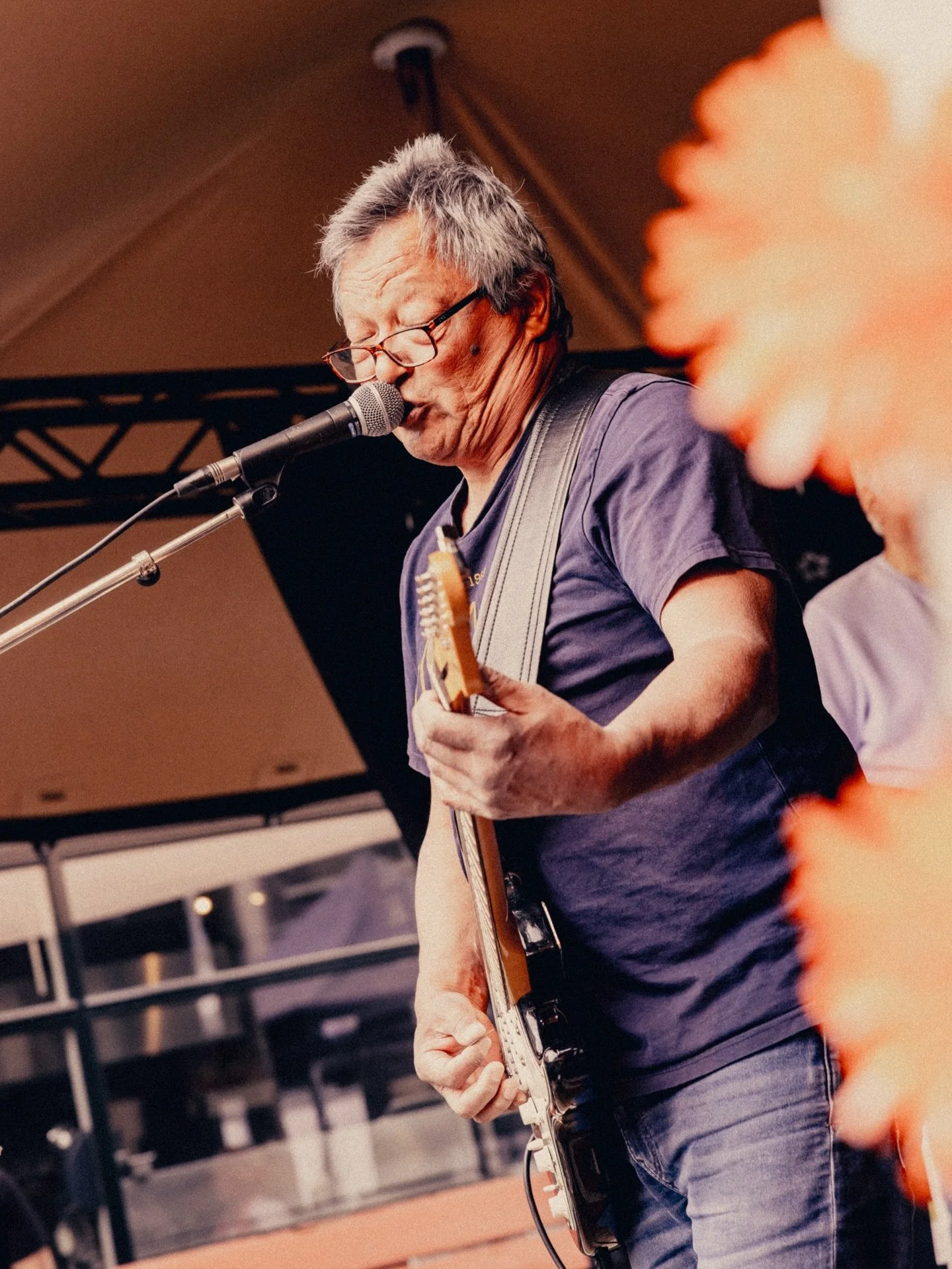 De JERONI Brothersss🤩 Wat een gezellige drukte in de zon, wat een Koningsdag!🧡 Kom je ook? Vol = Vol

#koningsdag #korenbeurspleintiel #livemuziek #gratis #festival