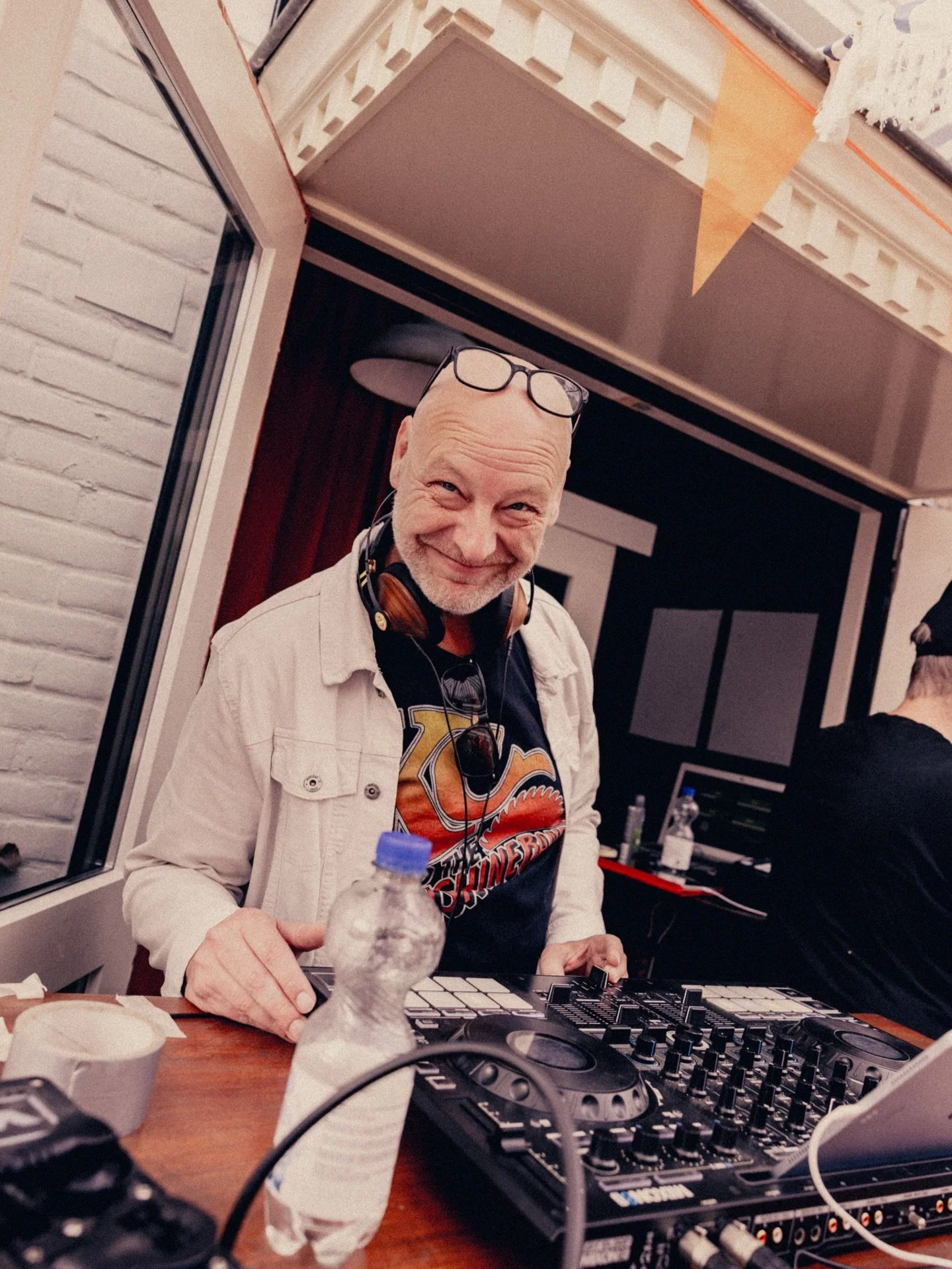 Jong en oud komt samen op het Korenbeursplein tijdens deze prachtige Koningsdag!🧡 En tussen de bandjes door speelt DJ Bas Voigt de lekkerste plaatjes👑🎧

Het plein loopt langzaam vol dus kom snel! Vol = vol👀

#koningsdag #korenbeurspleintiel #live