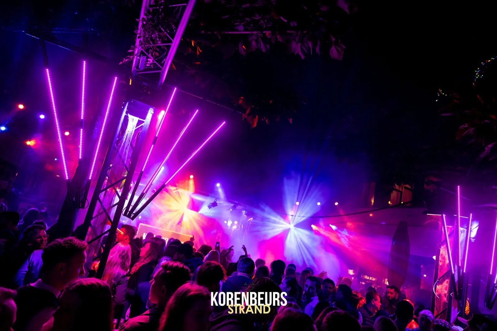 Deze vibe over een week!😍💃 Nog geen tickets? Ga naar www.korenbeurspleintiel.nl en bestel ze snel!🏖️ 

#korenbeursstrand #pleinfeest #dansen #korenbeurspleintiel #tiel