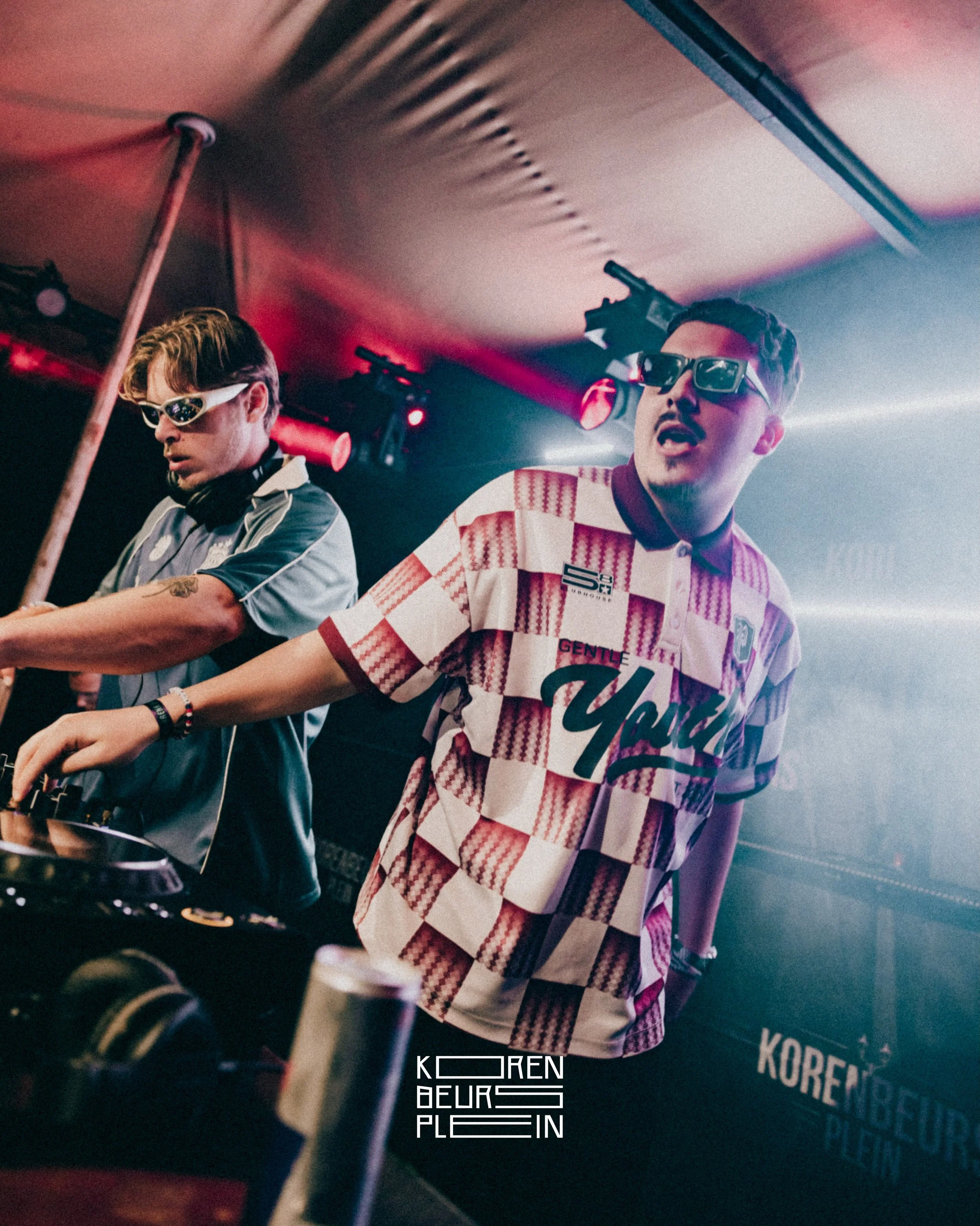 Het is tijd voor FAST BOUNCY BEATS🔥🤩 @thefunkmoorebrothers sluiten de eerste avond van Korenbeursstrand 2026 af!!!

Tickets > korenbeurspleintiel.nl

#korenbeurspleintiel #strand #feest #dansen #dj