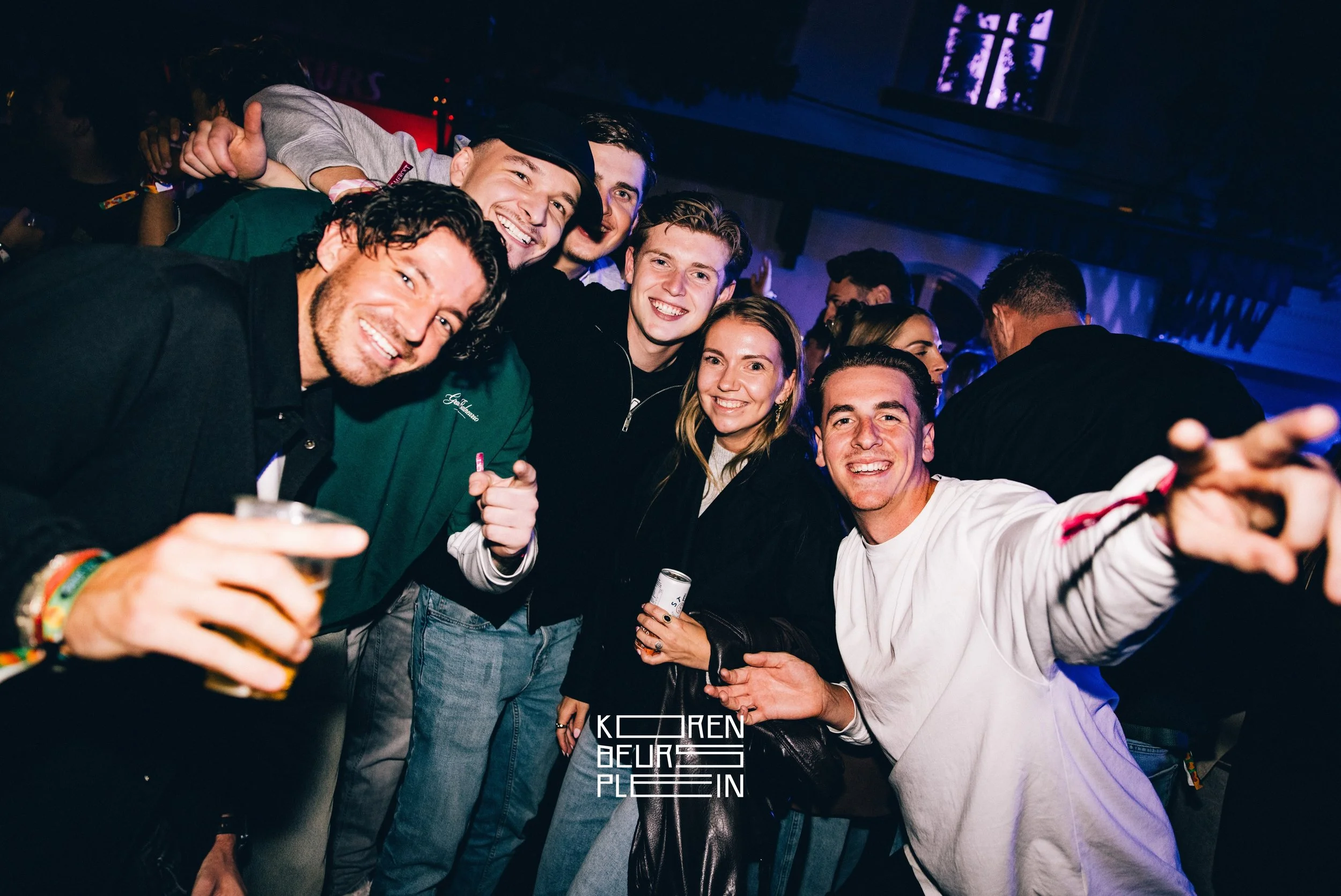 De foto&rsquo;s van Korenbeursfruit 2026 staan online!🤩❤️ Te vinden op onze Facebook pagina (korenbeursplein tiel), heb jij je tickets voor FRIS &amp; FRUITIG al?👀🍓

Scoor snel je tickets via debeurstiel.nl🎟️

#fotos #event #dansen #dj #frisenfru