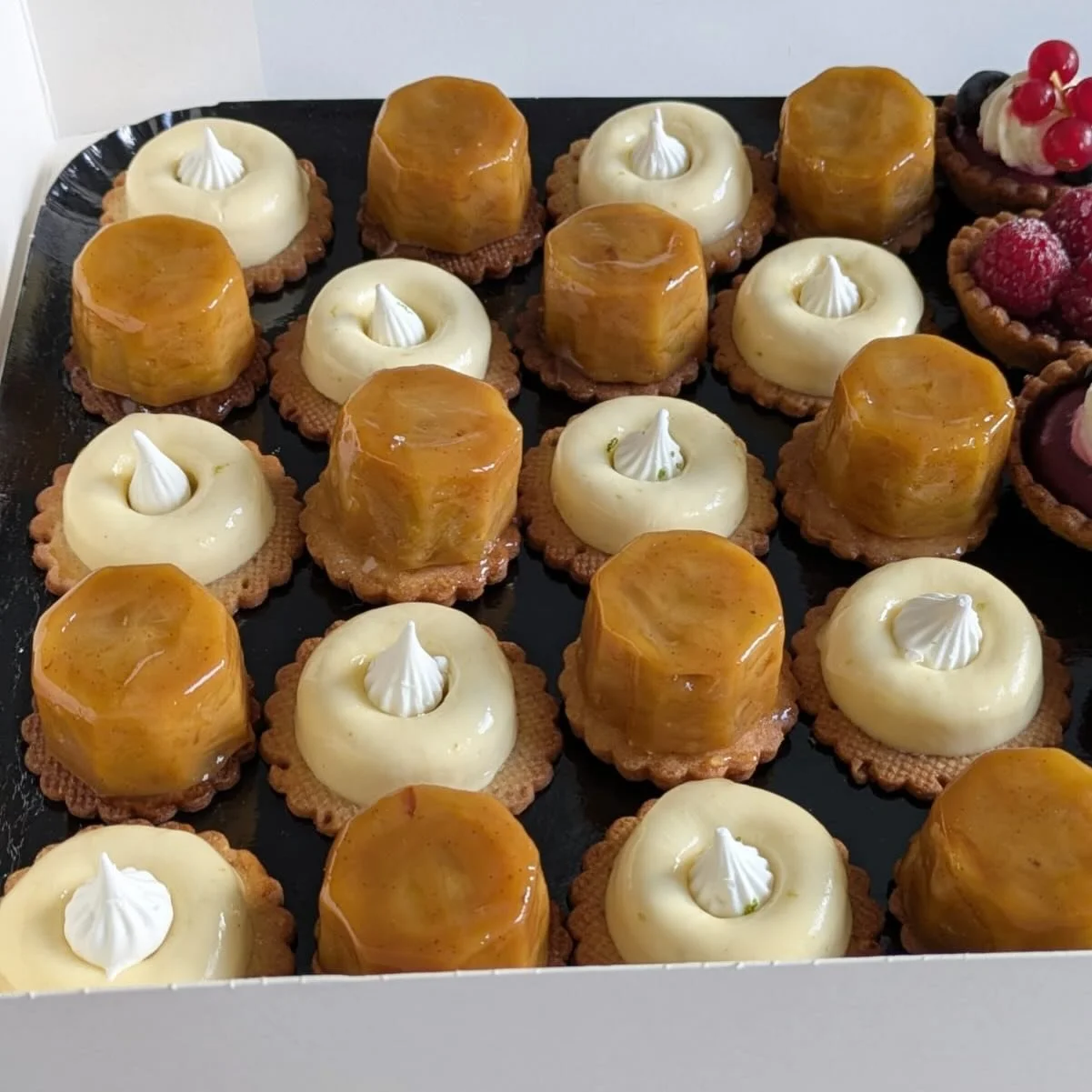 Plateaux gourmands sign&eacute;s BAHRIA P&acirc;tisserie ✨

Team fruits rouges ou team pralin&eacute; ? 😋

Parce qu&rsquo;un &eacute;v&eacute;nement m&eacute;rite toujours une touche sucr&eacute;e&hellip; et surtout faite maison 🤍

Aujourd&rsquo;hu