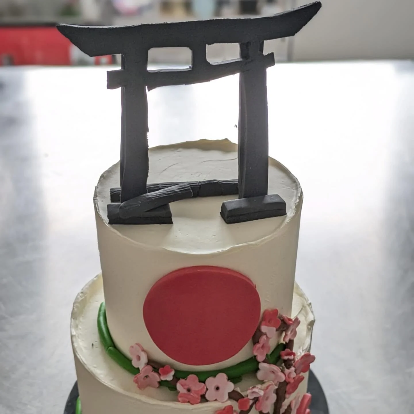 🇯🇵 G&acirc;teau personnalis&eacute; th&egrave;me Japon avec fleurs de cerisier et torii, r&eacute;alis&eacute; &agrave; la main, une r&eacute;el surprise pour mon client fan du Japon ✨

📩 Commandes sur mesure en DM

#patisserielille #traiteurlille