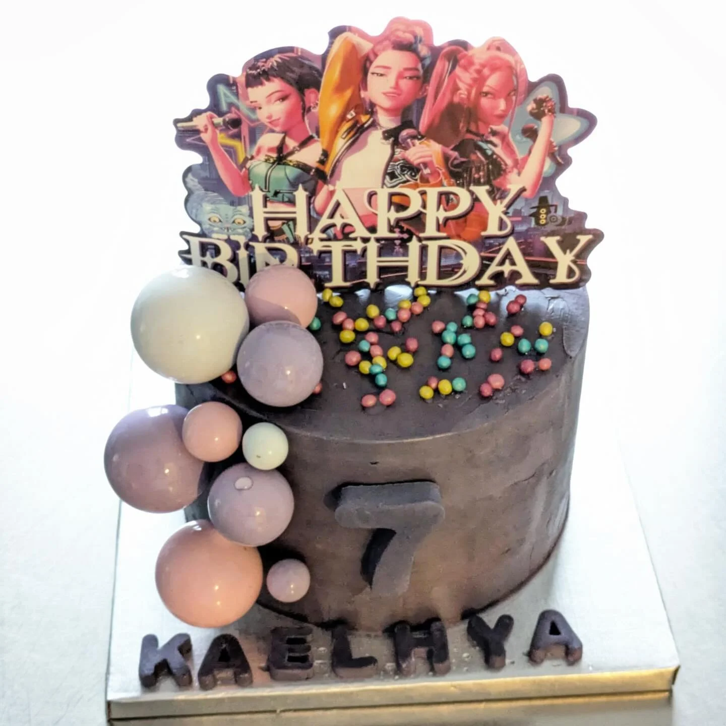 Un g&acirc;teau sur le th&egrave;me K/D pour c&eacute;l&eacute;brer les 7 ans de Kaelhya 💫🎤

🍰 Biscuit vanille moelleux
🤍 Ganache chocolat blanc onctueuse
🍓 Framboises fra&icirc;ches pour une touche de fra&icirc;cheur

#lillemaville❤️ #traiteurl