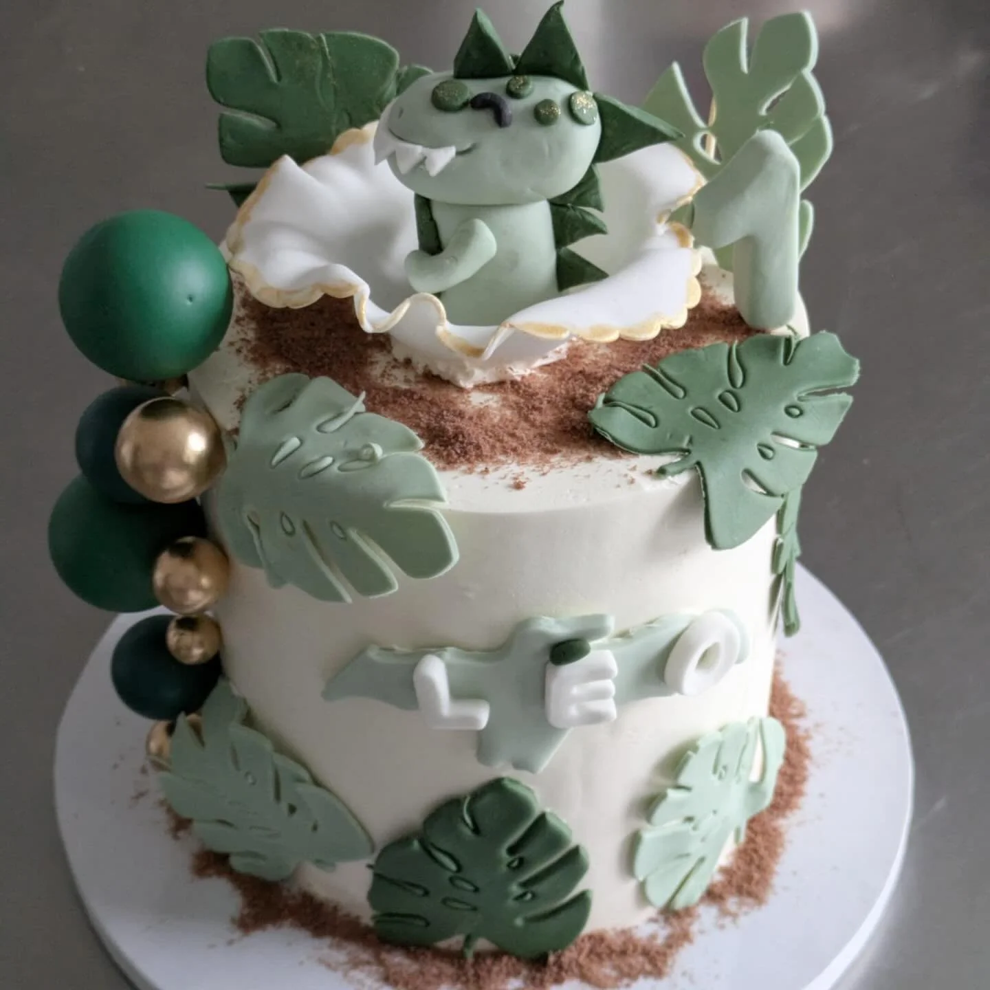 Un an pour le petit L&eacute;o, fan de dinausores 🌿🦖

✨ &Agrave; l&rsquo;int&eacute;rieur, un cocktail de saveurs exotiques :
🥥 Ganache coco
🍍Curd passion, ananas, citron vert &amp; mangue
🥭 Morceaux de mangue fra&icirc;che

Joyeux anniversaire 