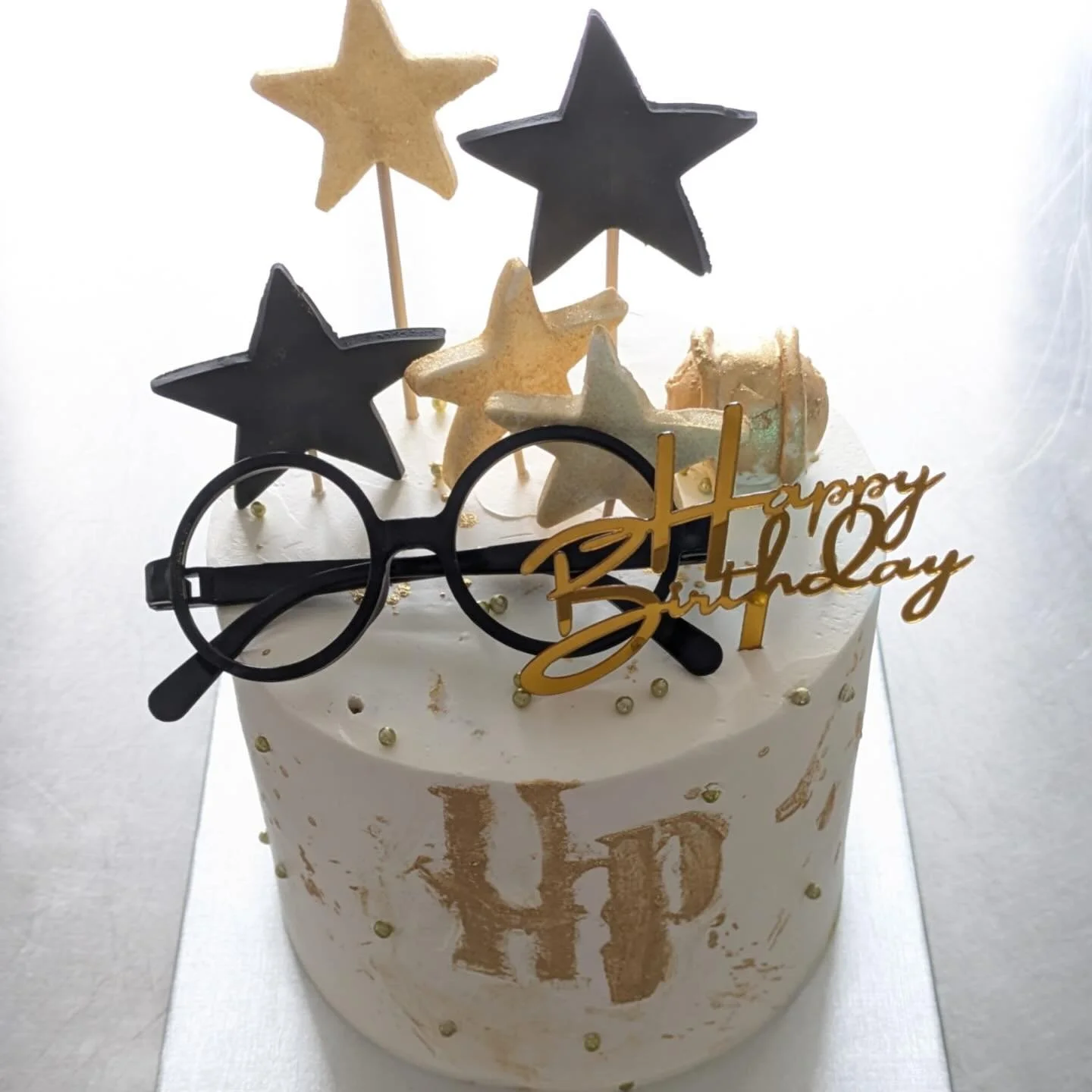 Un anniversaire sur le th&egrave;me Harry Potter ⚡️ :
🍫 Chocolat au lait
🍯 Caramel fondant
🌰 Croustillant noisettes

Pr&ecirc;t &agrave; embarquer pour Poudlard ?

#traiteurlille #lillemaville❤️ #patisserielille #gateauanniversairepersonnalis&eacu