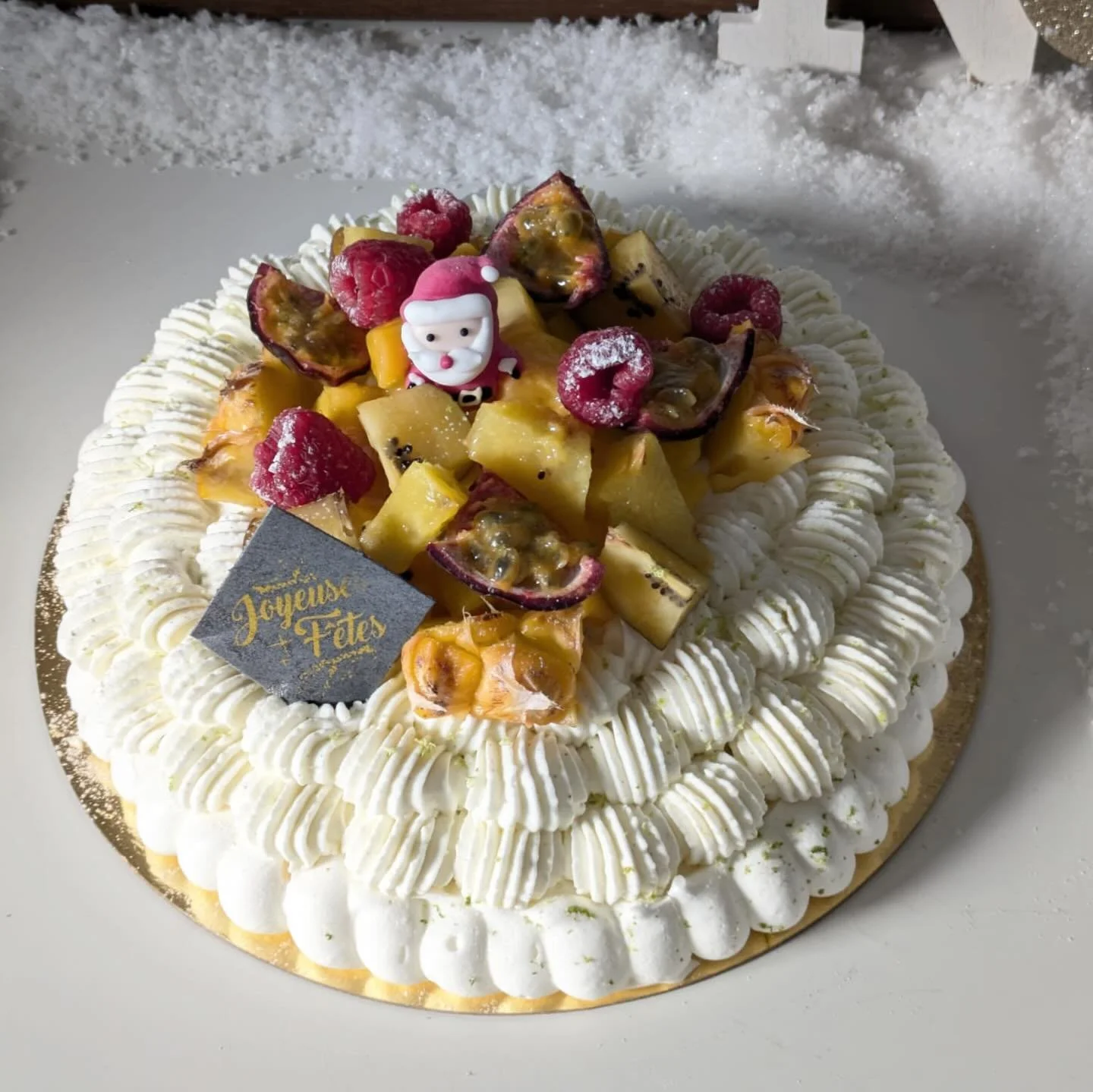 🌺✨ La Pavlova Exotique arrive pour les f&ecirc;tes ! 
Apr&egrave;s la version fruits rouges, place &agrave; un dessert ensoleill&eacute; pour sublimer vos tables de f&ecirc;tes 🌞🎄

Une pavlova l&eacute;g&egrave;re, croustillante et fondante, garni