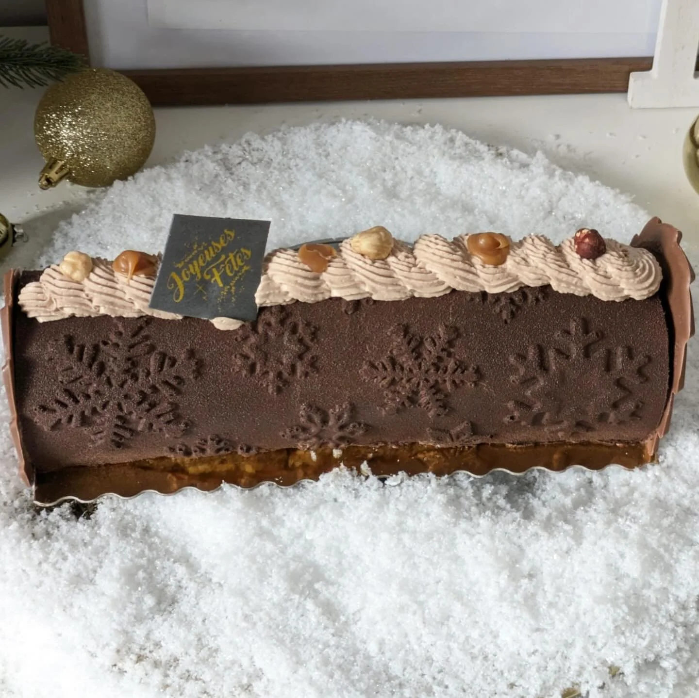 ✨ Place &agrave; la b&ucirc;che la plus chocolat&eacute;e de nos f&ecirc;tes ! ✨
D&eacute;couvrez la B&ucirc;che Chocolat, une cr&eacute;ation ultra gourmande pour les amoureux du cacao 🤎❄️

🌰 Biscuit dacquoise
🍫 Mousse chocolat noir 66% @cacaobar