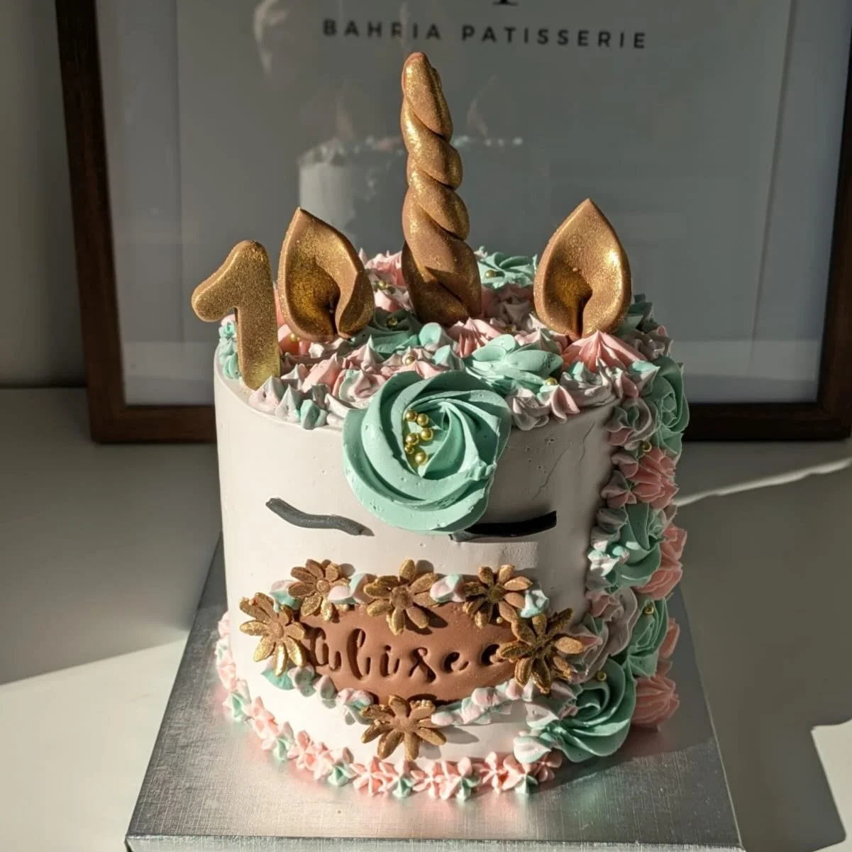 🦄 G&acirc;teau Licorne f&eacute;&eacute;rique 

Voici la cr&eacute;ation Licorne du 1er anniversaire de la princesse Alis&eacute;e 🎀

Les Saveurs qui font r&ecirc;ver :
&bull; Biscuit Pistache
&bull; Namelaka Chocolat Blanc
&bull; C&oelig;ur Fruits