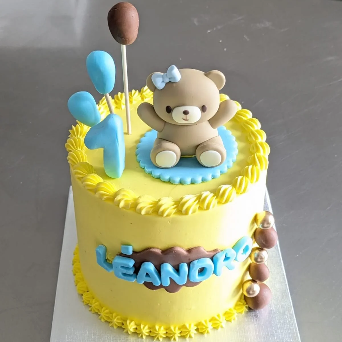 Un premier anniversaire tout en douceur ✨
Voici le g&acirc;teau r&eacute;alis&eacute; pour le petit L&eacute;andro : un g&acirc;teau sur le th&egrave;me ourson, garnie d&rsquo;une ganache chocolat blanc / fruits rouges ! 💛🧸💙

Et rien ne me touche 