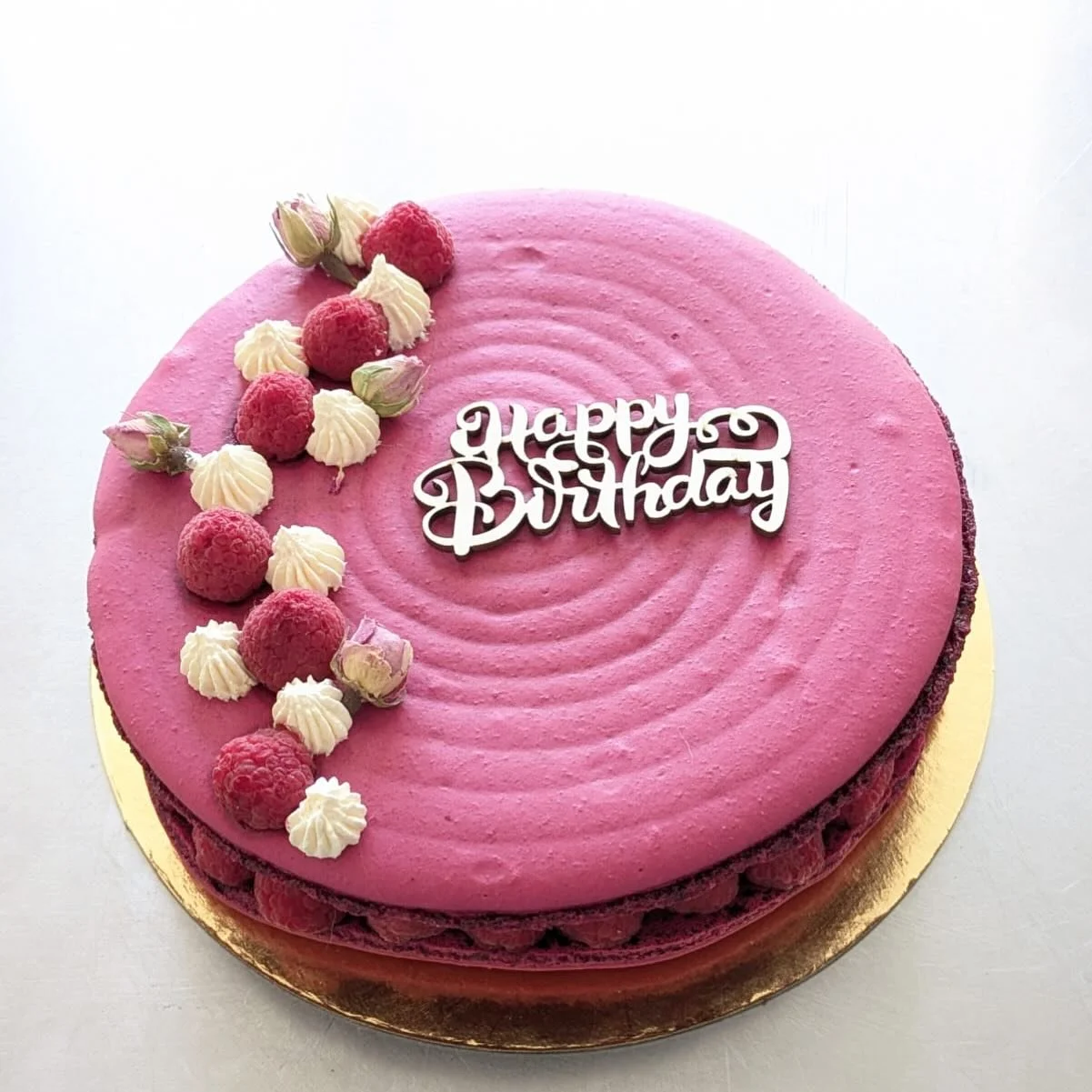 Une touche de rose, un nuage d&rsquo;amande, des framboises &amp; litchis pour la fra&icirc;cheur 💕
Voici l&rsquo;Ispahan g&eacute;ant, une douceur &agrave; partager ✨

📍Bahria P&acirc;tisserie &ndash; Lille

#BahriaPatisserie #PatisserieLilloise #