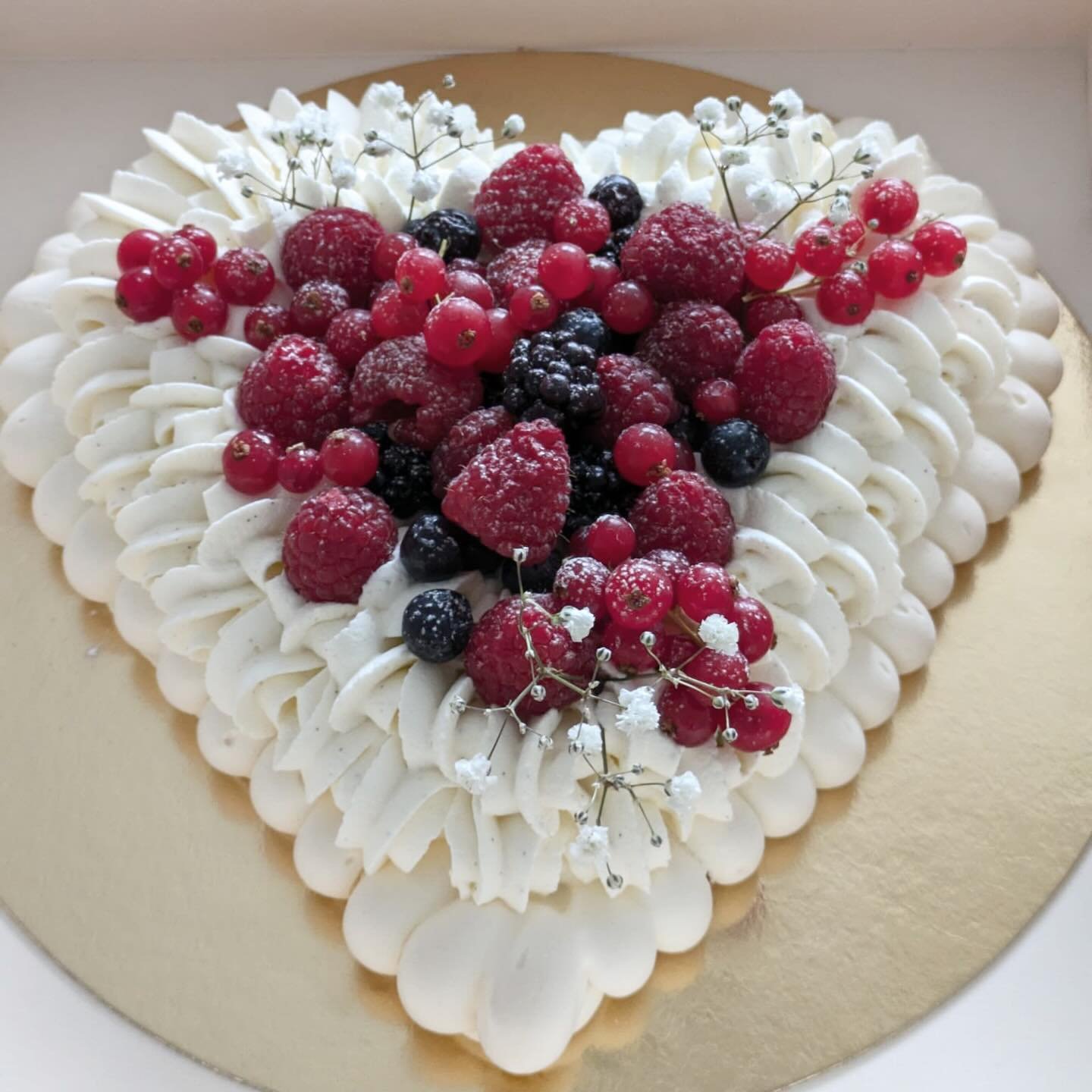 Un gros c&oelig;ur pavlova : fruit&eacute; et aussi l&eacute;ger qu&rsquo;un nuage ☁️ 🫐 

#pavlova #lillemaville #bentocakes #traiteurlille #gateauanniversaire #gateaupersonalis&eacute; #patisserielille