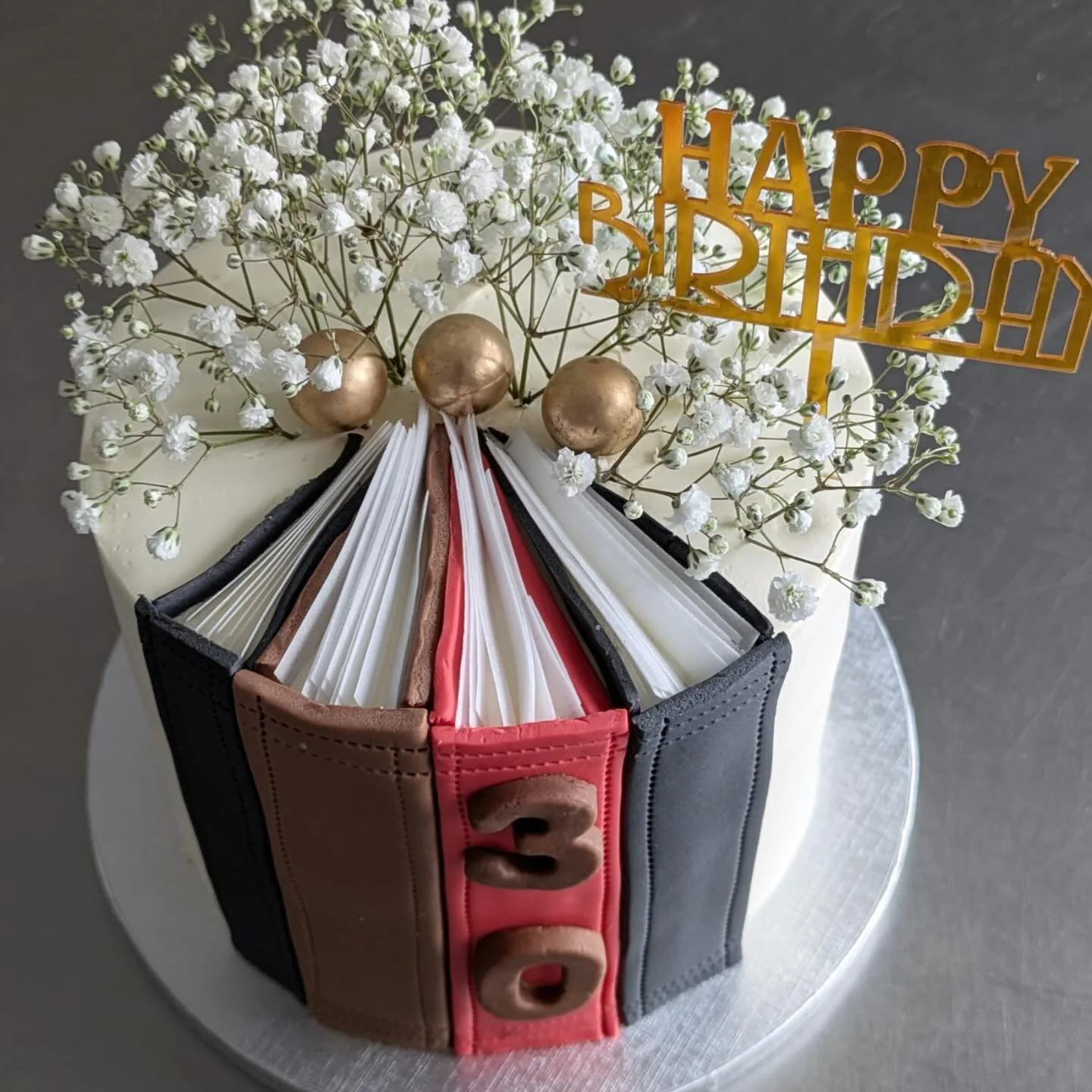 Les 30 ans d&rsquo;un fan de litt&eacute;rature 📚 

Un layer cake chocolat au lait et framboise 🍫

#layercake #bentocake #gateauanniversaire #gateaulille #lillemaville❤️ #traiteurevenementiel #traiteurlille