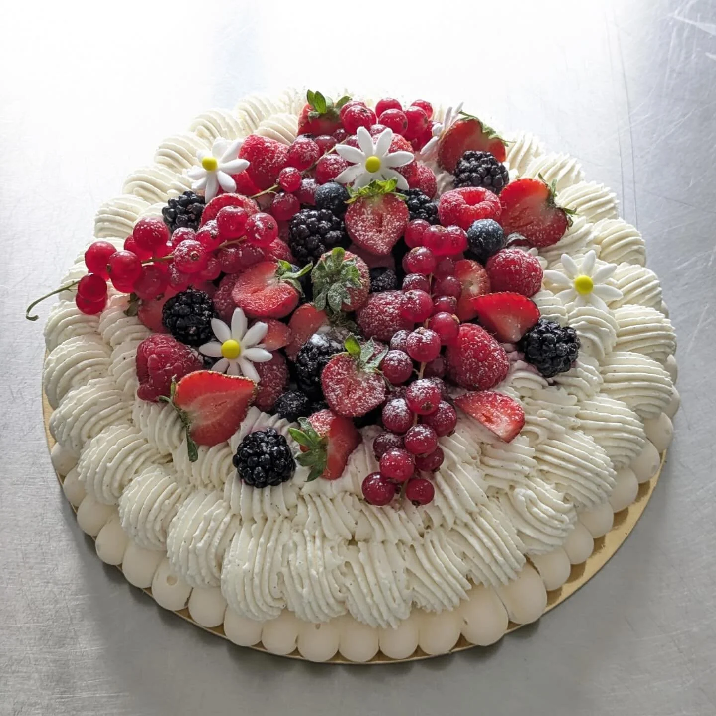 Pavlova g&eacute;ante aux fruits rouges, de la gourmandise pure 🍓🫐

#pavlova #lillemaville❤️ #traiteurevenementiel #traiteurlille #patisseriemaison #patisserielille