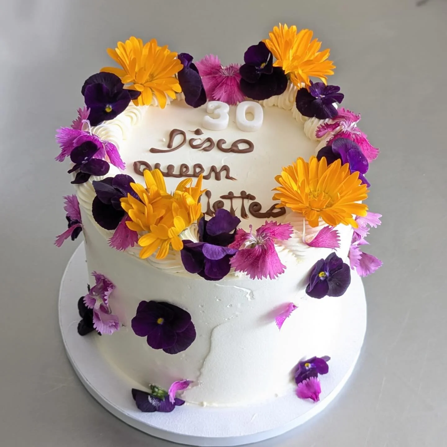 Un layer cake fleuri pour une fan de disco paillettes 🌸

#layercake #traiteurlille #patisserielille #gateauanniversaire #lillemaville #gateaupersonnalis&eacute; #gateaulille