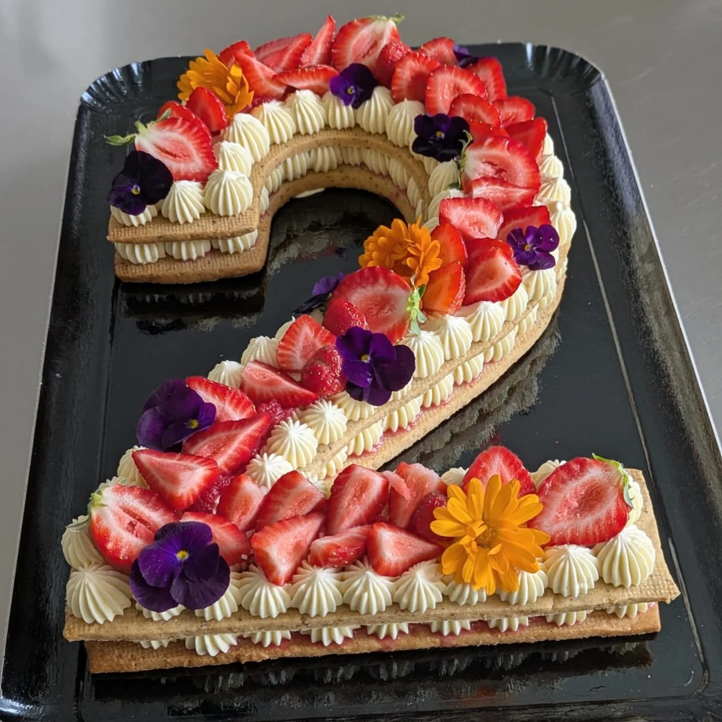 Profitons encore un peu des fraises.. Number cake fa&ccedil;on tarte aux fraises 🍓 

#numbercake #numbercakepersonnalis&eacute; #fruitfrais #lillemaville #traiteurlille #patisserielille