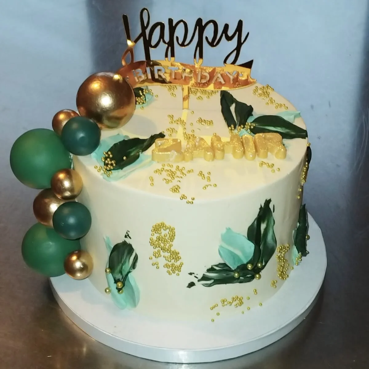 Joyeu en anniversaire Zahir 🌿

Un mariage irr&eacute;sistible de ganache chocolat au lait,
de caramel au beurre sal&eacute; fondant et de noisettes caram&eacute;lis&eacute;es croquantes 🤎🌰

Parce que chaque anniversaire m&eacute;rite un g&acirc;te