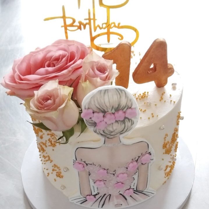 2 g&acirc;teaux, 2 ambiances, mais toujours la m&ecirc;me passion pour le fait maison 🎂✨ 

🌼 🧸Cake Masha &amp; Michka pour Assil 2 ans 
G&eacute;noise moelleuse, cr&egrave;me vanille, banane 🍌 et p&eacute;pites de chocolat au lait, d&eacute;cor c