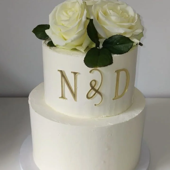 Une pi&egrave;ce mont&eacute;e tout en simplicit&eacute; et en &eacute;l&eacute;gance pour nos mari&eacute;s 🤍 

Deux layer cake avec des go&ucirc;ts diff&eacute;rents pour plaire &agrave; tous : 
&bull; Namelaka chocolat au lait, caramel et noisett