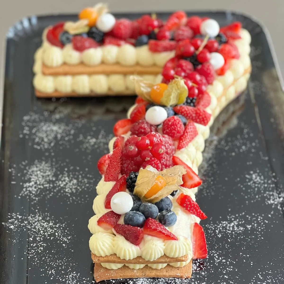 Quelques unes des derni&egrave;res r&eacute;alisations ⭐️

Un layer cake bien color&eacute; pour les 3 ans de Nina 🌈
Des Numbers cake aux fruits / au chocolat 🍫🍓

#lillemaviĺle #traiteurlille #patisserielille