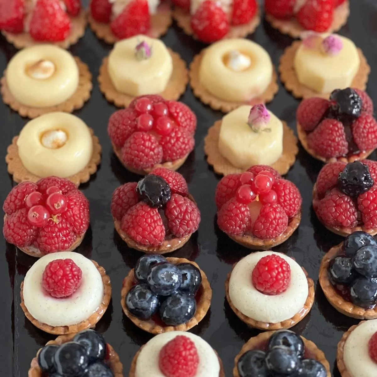 Vous ne vous en lassez pas&hellip; et on vous comprend ✨ 

Les plateaux de mignardises, enti&egrave;rement personnalisables, r&eacute;unissent tout ce qu&rsquo;on aime : choux, tartelettes, macarons &agrave; partager. 

&Agrave; composer selon vos en