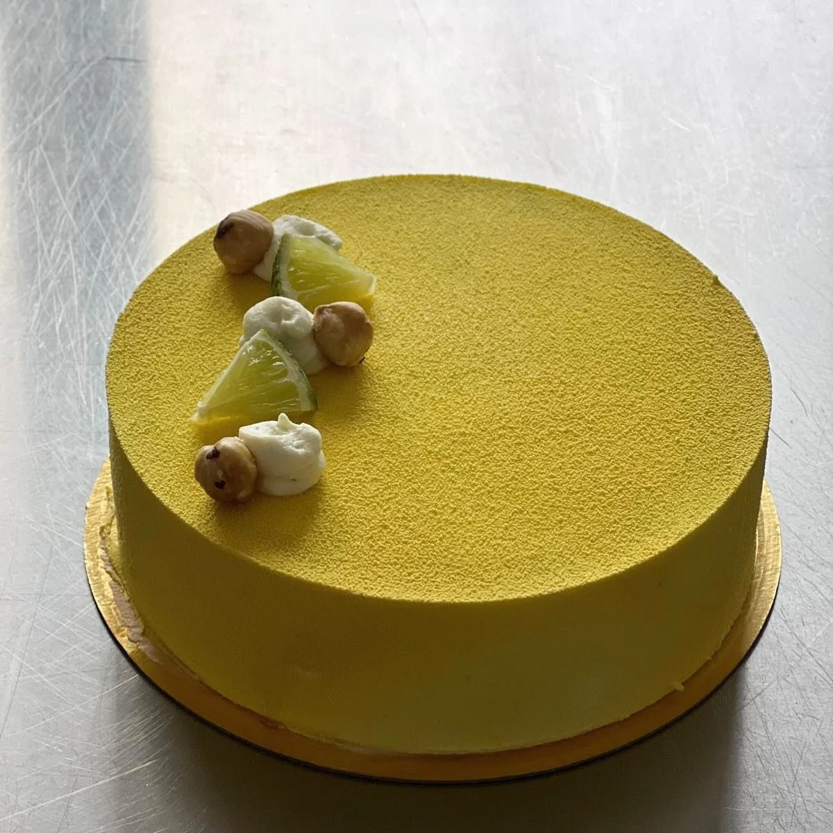 Une p&acirc;tisserie fra&icirc;che et l&eacute;g&egrave;re 🍋

Insert cr&eacute;meux citron 🍋 
Mousse citron vert 🍋&zwj;🟩 
Biscuit madeleine noisettes 
Streusel noisettes 🌰 

#layercakepersonnalis&eacute; #lillemaviĺle #patisserielille