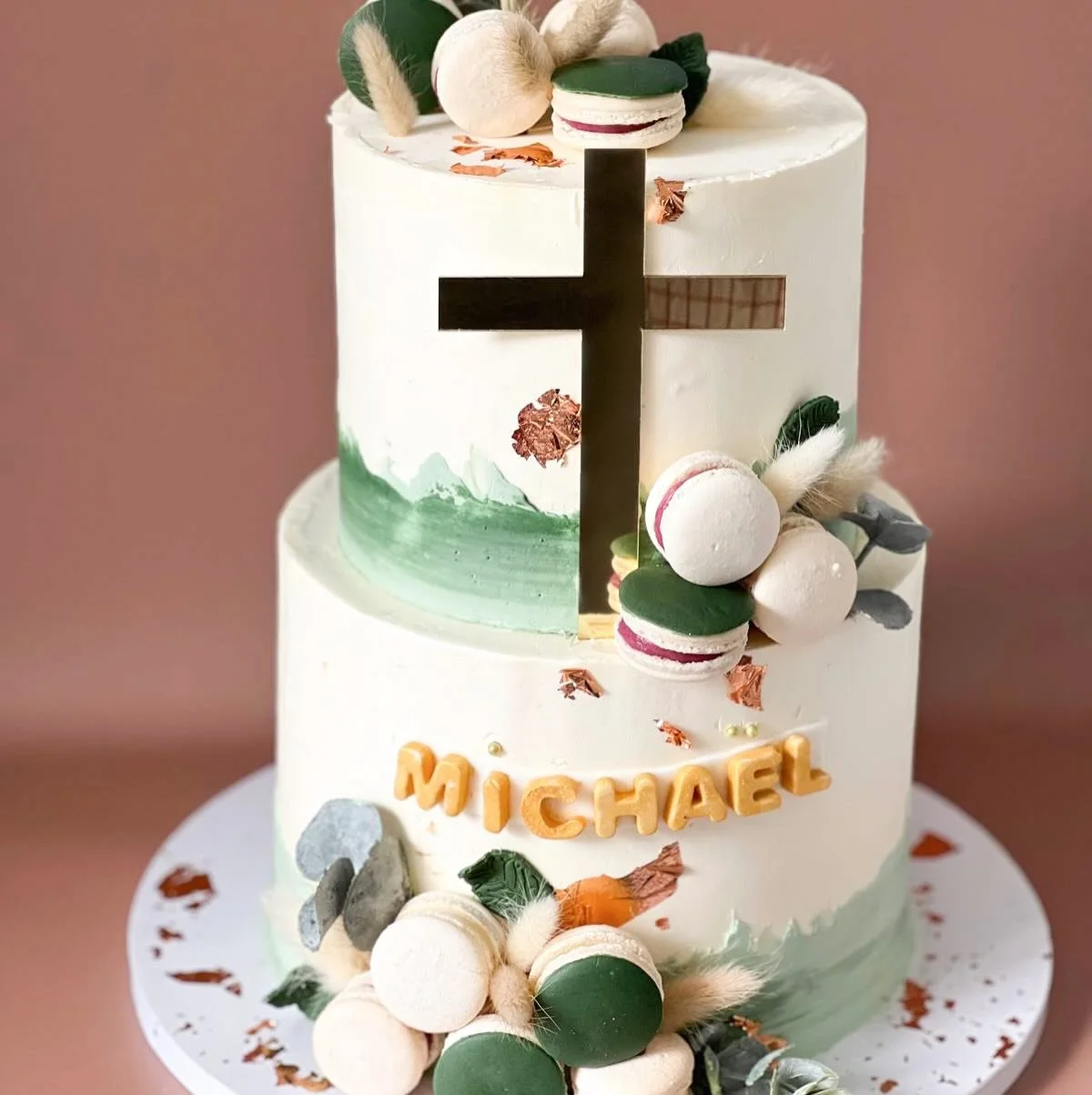 Une nouvelle cr&eacute;ation pour c&eacute;l&eacute;brer le bapt&ecirc;me de Michael ✝️

Pour cette belle occasion, Bahria a imagin&eacute; une cr&eacute;ation &eacute;l&eacute;gante : 

Grand g&acirc;teau 
🤍 Biscuit vanille
🤍 Ganache chocolat blan