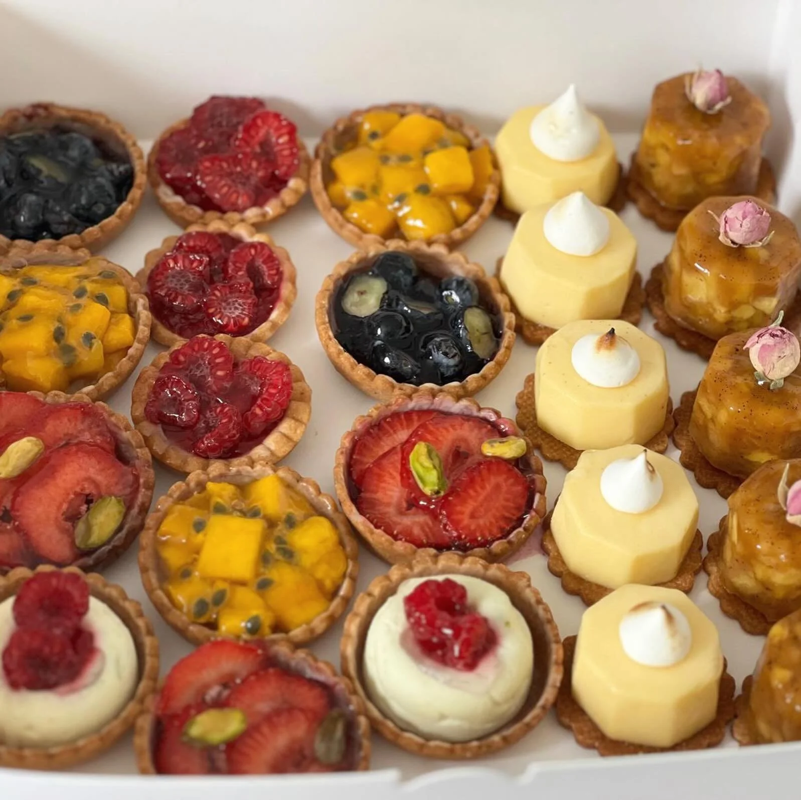 Les plateaux de mignardises personnalisables : choisissez vos saveurs pr&eacute;f&eacute;r&eacute;es ⭐️

Pour cette commande haute en couleur :

Tartelettes 
🍋 Citron meringu&eacute;e 
🫐 Myrtilles 
🥭 Mangue passion 
❤️ Framboise 
🍎 Pomme tatin 
?
