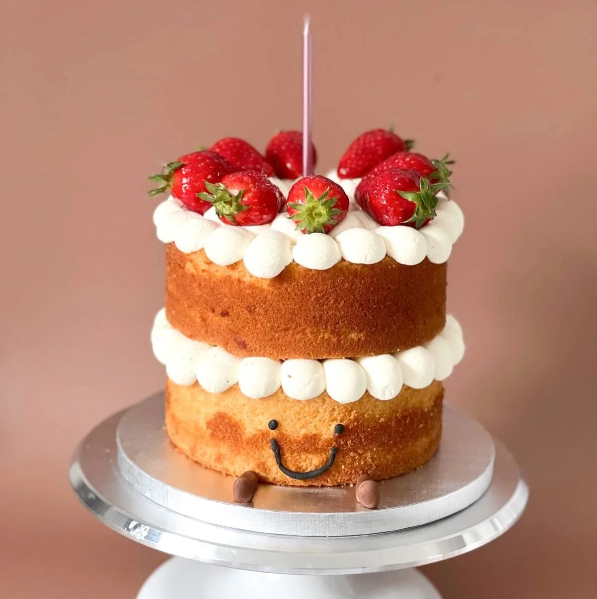 Un g&acirc;teau d&rsquo;anniversaire inspir&eacute; de l&rsquo;univers Jellycat 🍓
Deux &eacute;tages de moelleux, une cr&egrave;me l&eacute;g&egrave;re, des fraises fra&icirc;ches et ce petit sourire qui fait fondre tout le monde 😋

#jellycat #jell