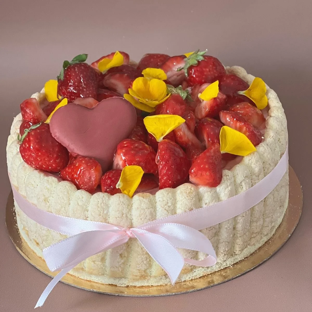 🌸 Bonne F&ecirc;te des M&egrave;res 

Pour c&eacute;l&eacute;brer les mamans, des charlottes fra&icirc;ches et fruit&eacute;es 💕

🍓 Charlotte &agrave; la fraise
Bavaroise &agrave; la fraise, garnie de fraises fra&icirc;ches et d&eacute;cor&eacute;