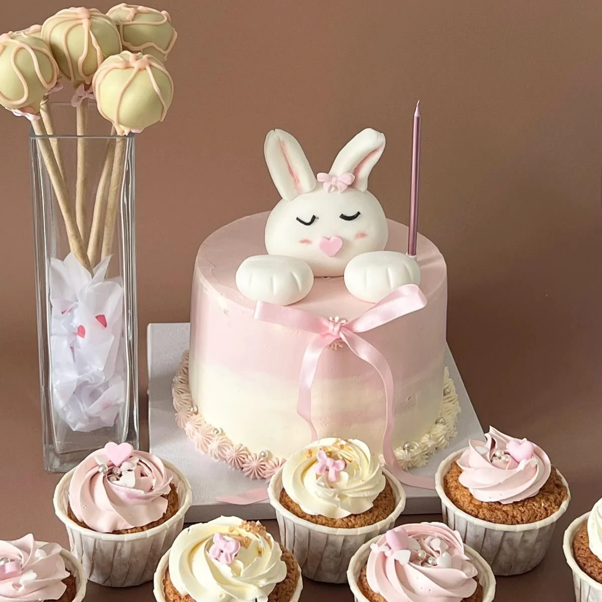 🐰 Layer cake fa&ccedil;on fraisier, avec cupcakes et pop cakes rose et blanc 🍰

#layercakepersonnalis&eacute; #gateauenfant #gateaulille #lillemaviĺle #traiteurlille