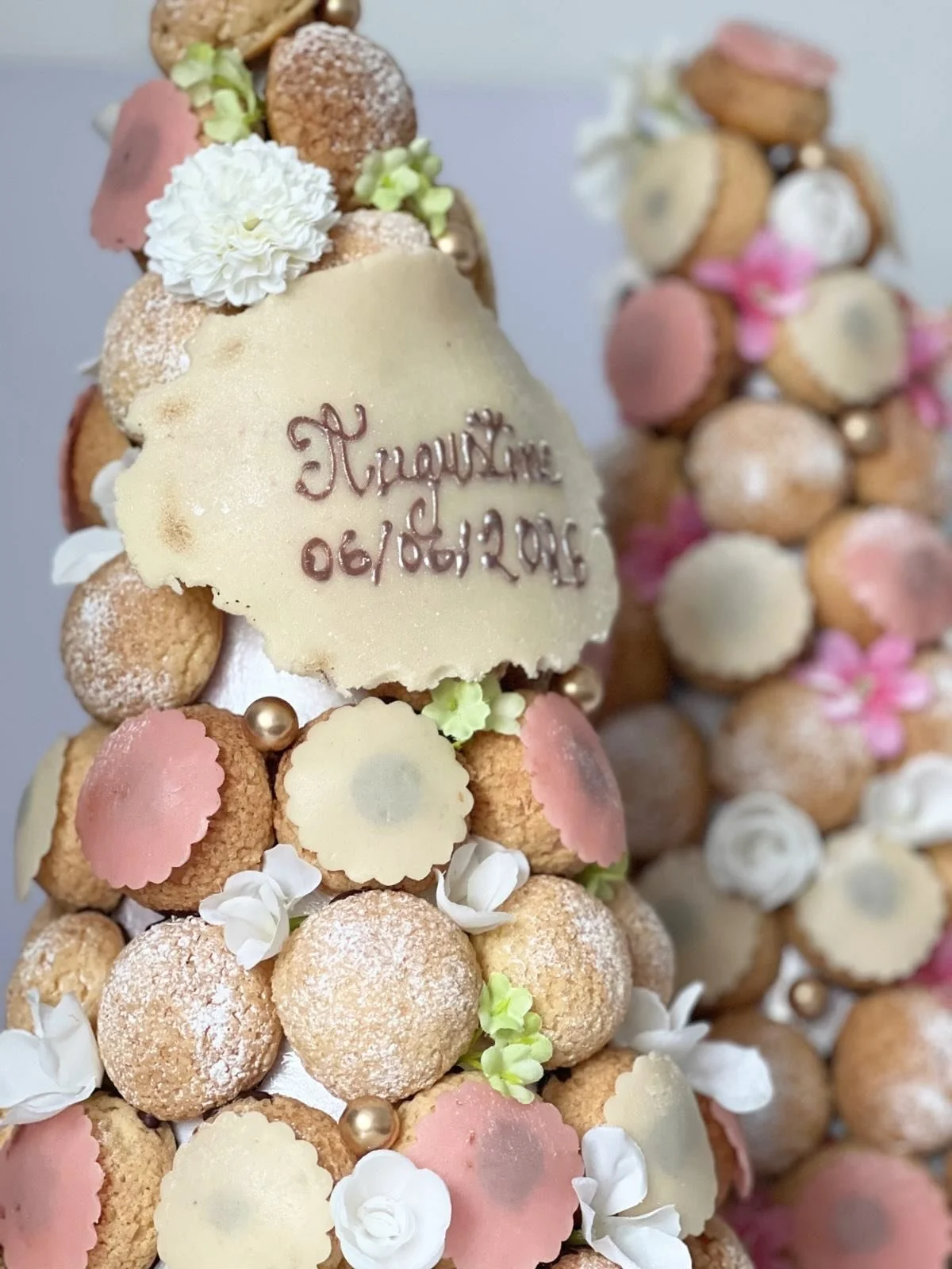✨ Bapt&ecirc;me d&rsquo;Augustine ✨

Pour c&eacute;l&eacute;brer le bapt&ecirc;me d&rsquo;Augustine, deux pi&egrave;ces mont&eacute;es de choux 🌸

🌿 Choux garnis d&rsquo;une cr&egrave;me vanille de Madagascar
🍓 Bavaroise framboise fondante pour un