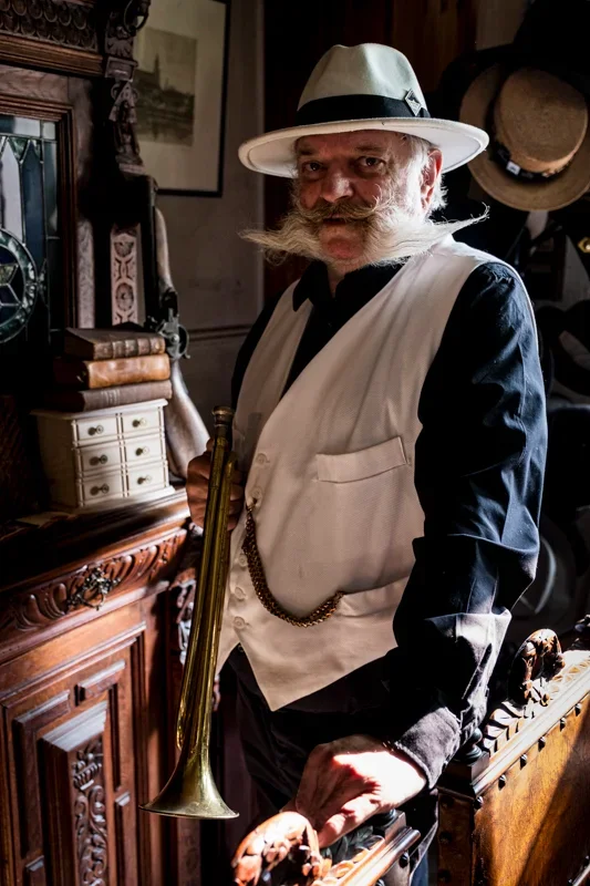 reportage_04_meneer_moustache_hoed_trompet.webp