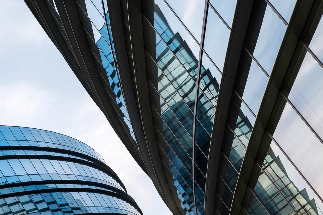 Lage perspectief van moderne kantoorgebouwen met glazen gevels en reflecties