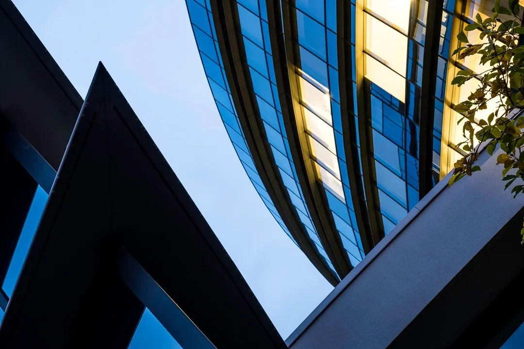 Uitzicht op moderne kantoorgebouwen met glazen gevels, vanaf de grond genomen.