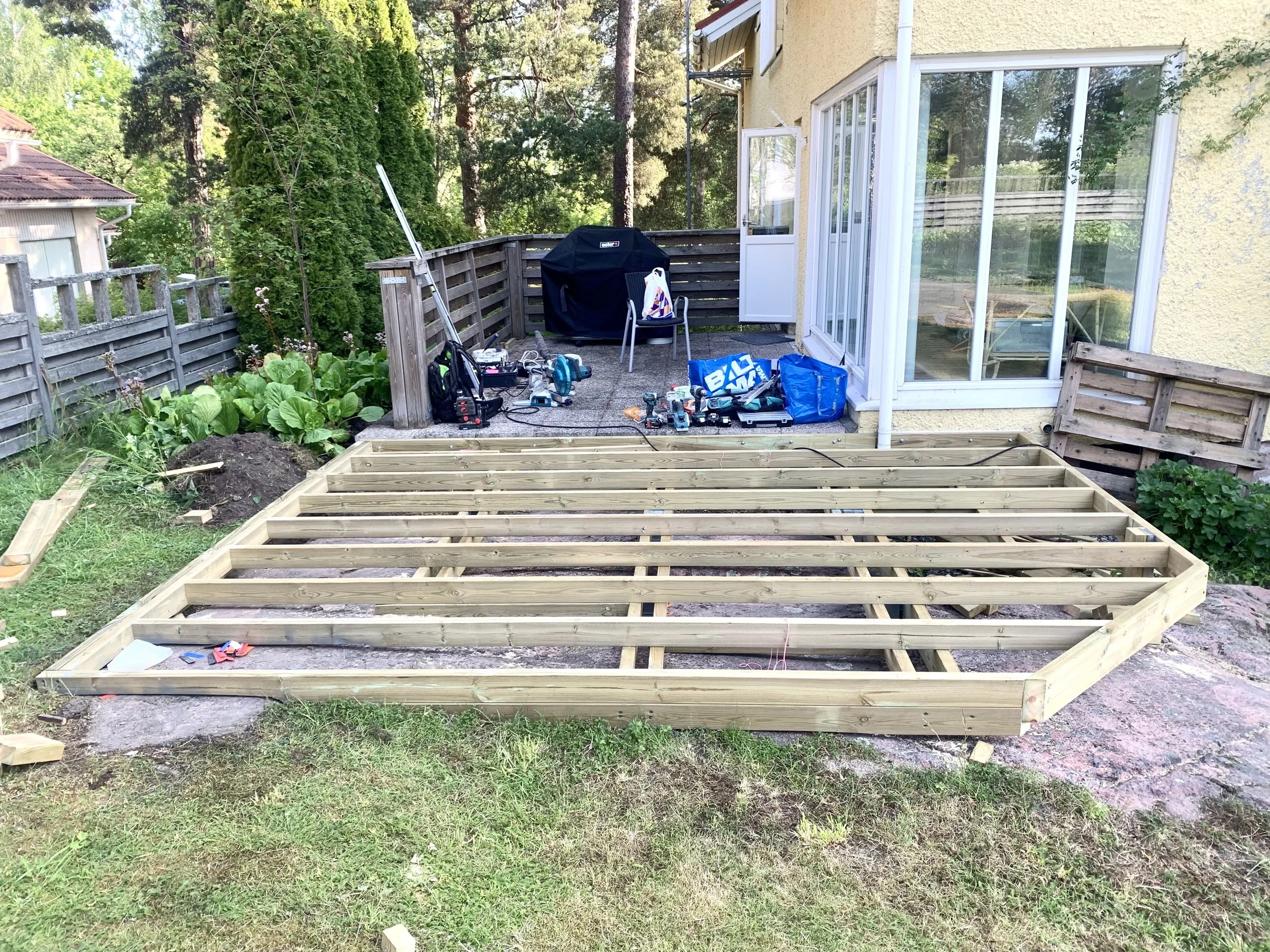 Terassin runkorakenteen rakentaminen