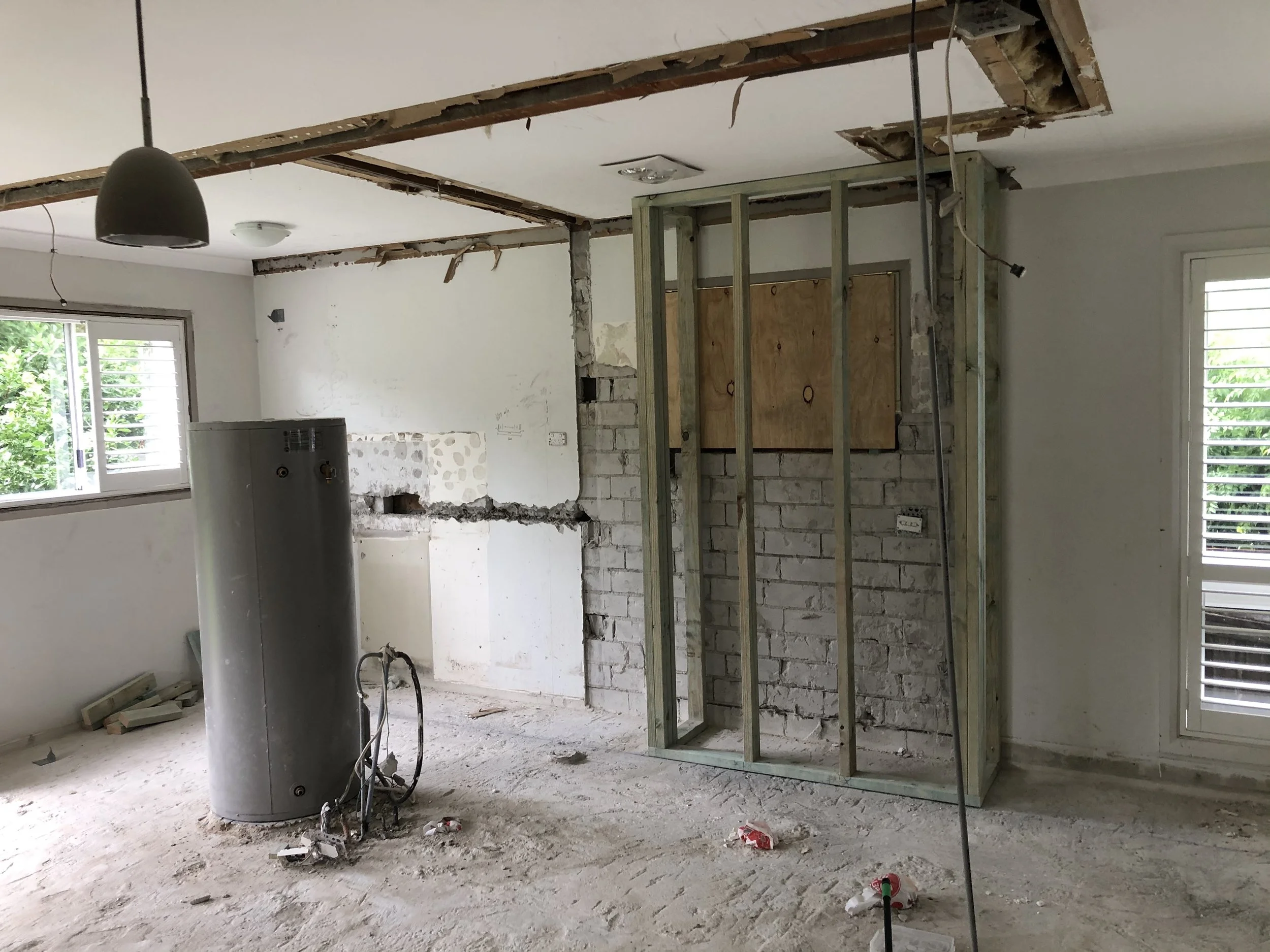 Olohuone ja takka remontin ollessa käynnissä