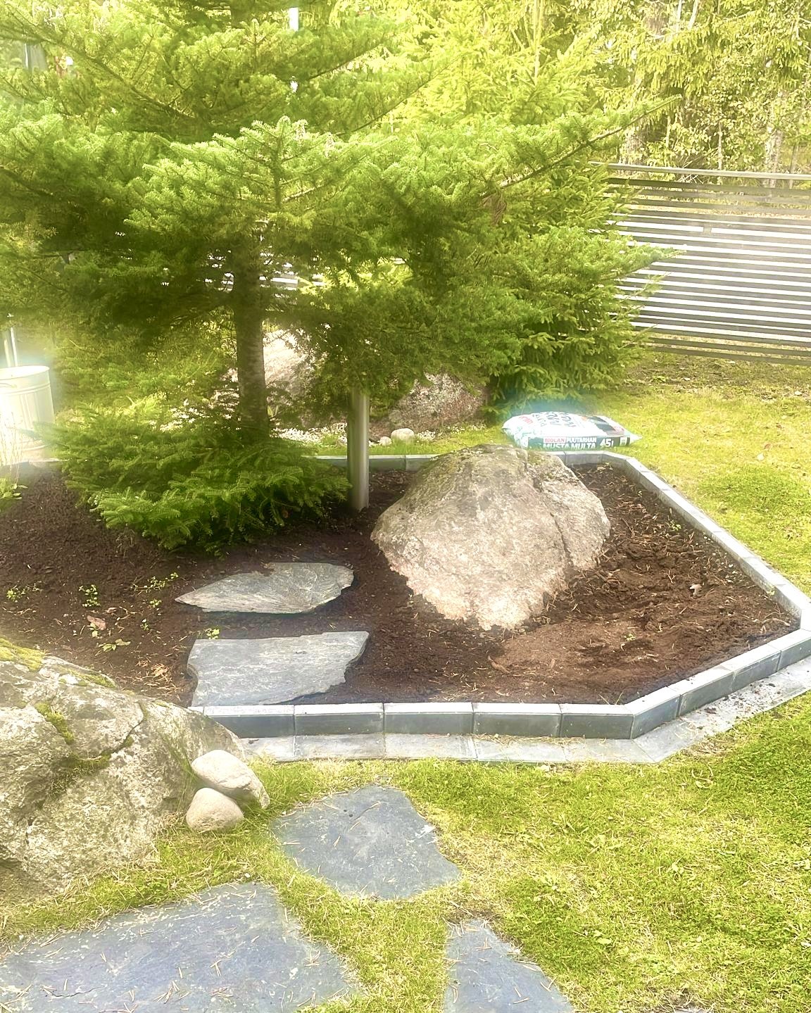 Puutarhan istutusalue ja tiilirakenne jälkeen uudistuksen