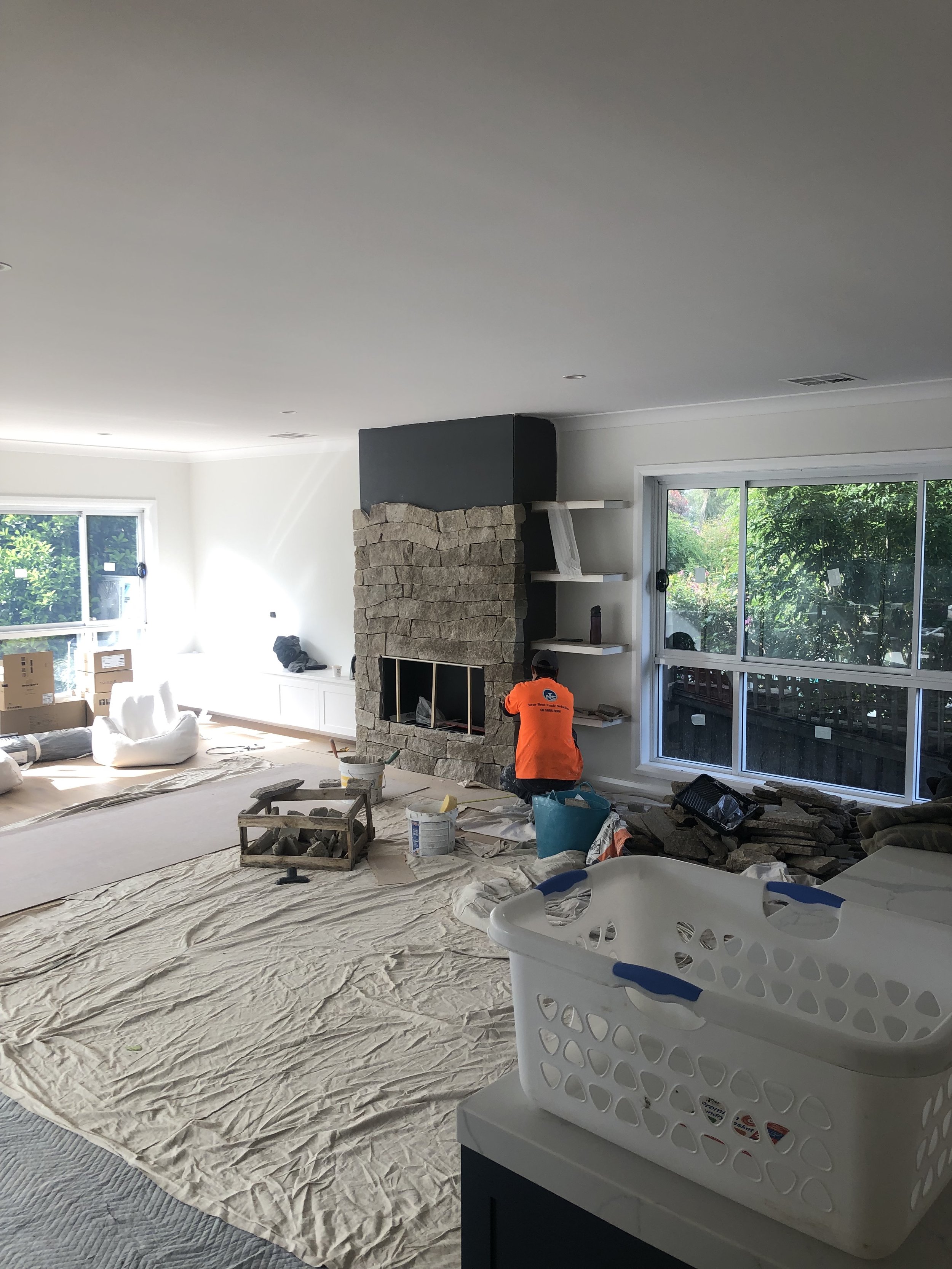 Olohuoneen takka-alue remontin ollessa käynnissä